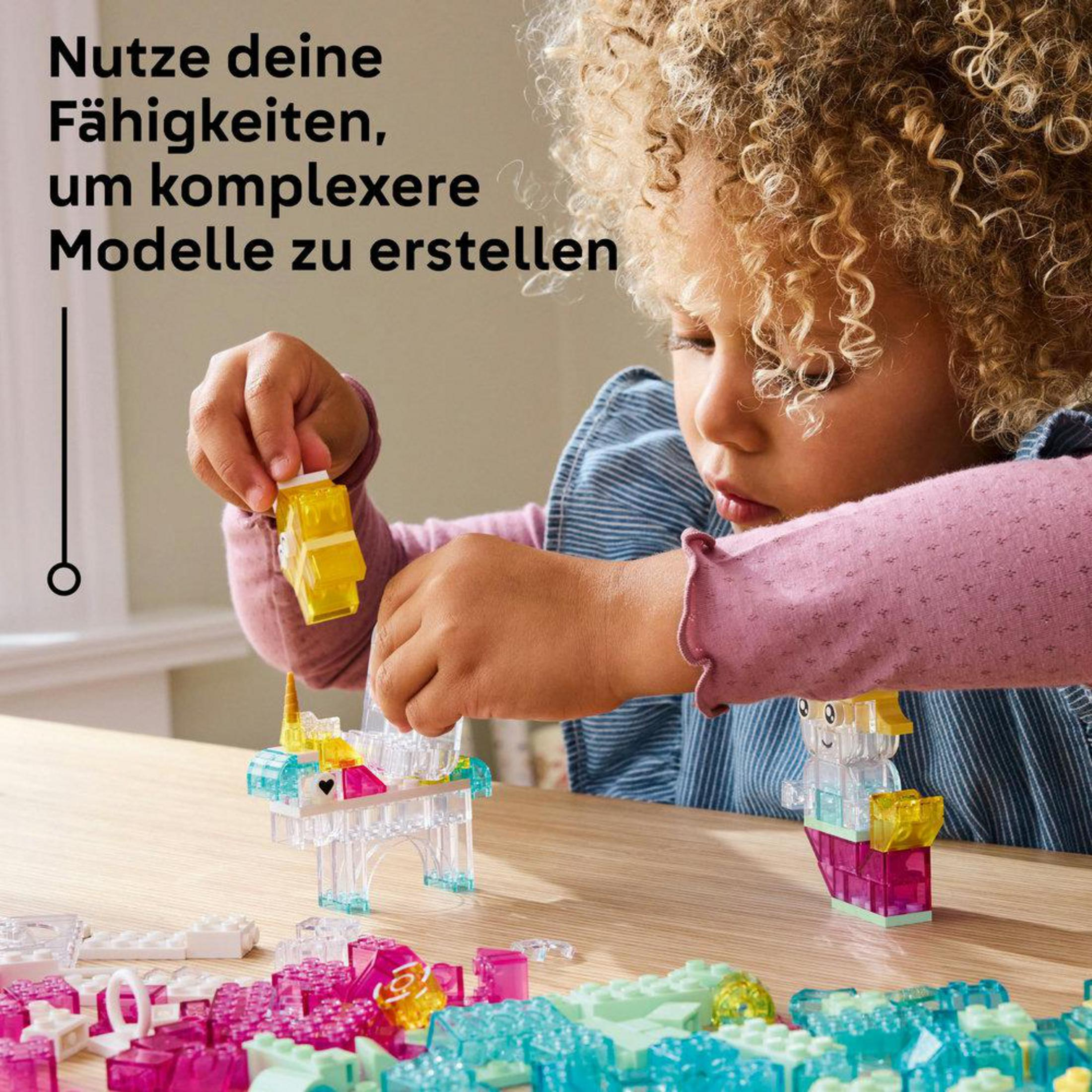 Dziecko bawiące się klockami LEGO, budujące kolorowe modele na drewnianym stole.