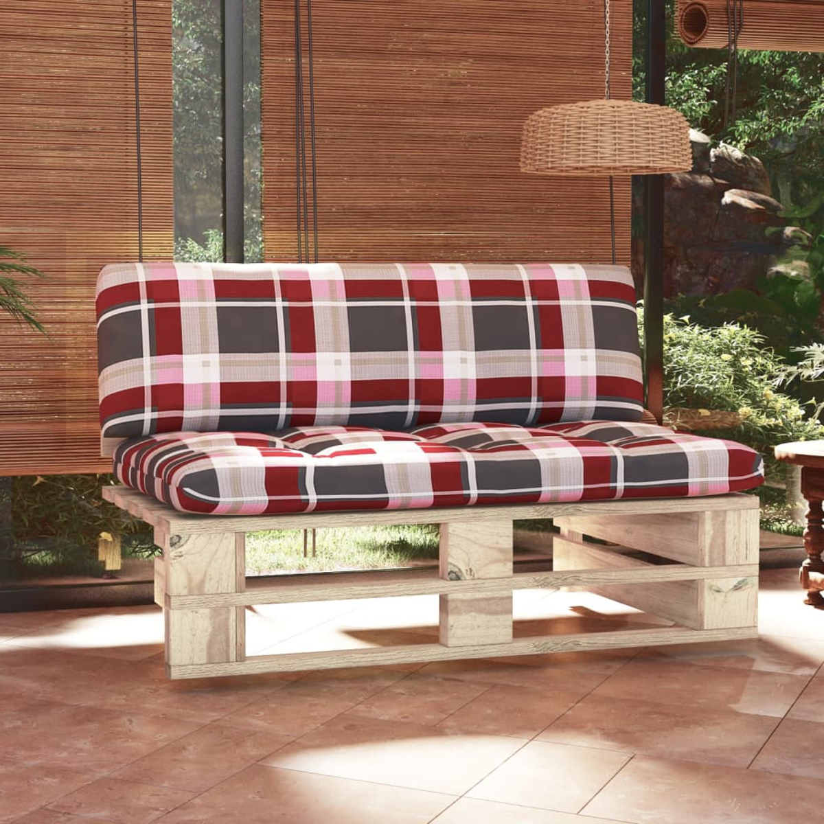 Ein gepolstertes Palettensofa mit rotem, grauem und weißem Karomuster auf einer Terrasse.