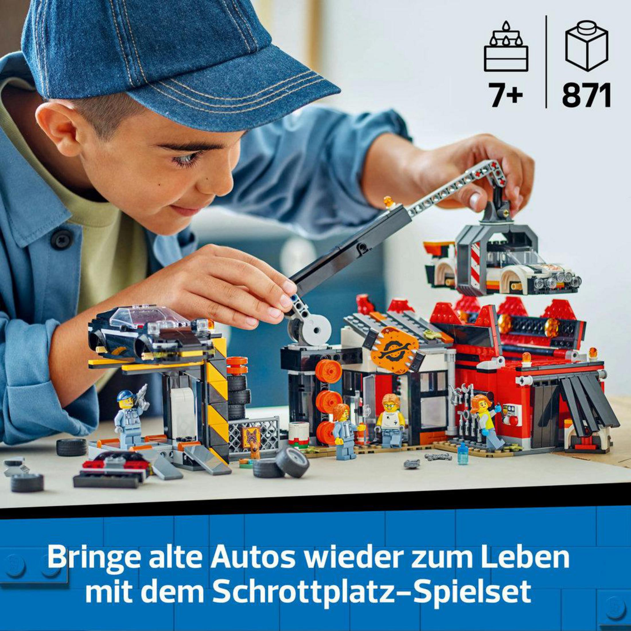 Un niño construye un set Lego City Desguace. El set es rojo y negro, con grúa, coches y minifiguras.