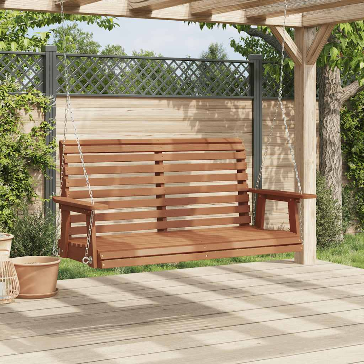 Holzschaukel unter einer Pergola hängend.