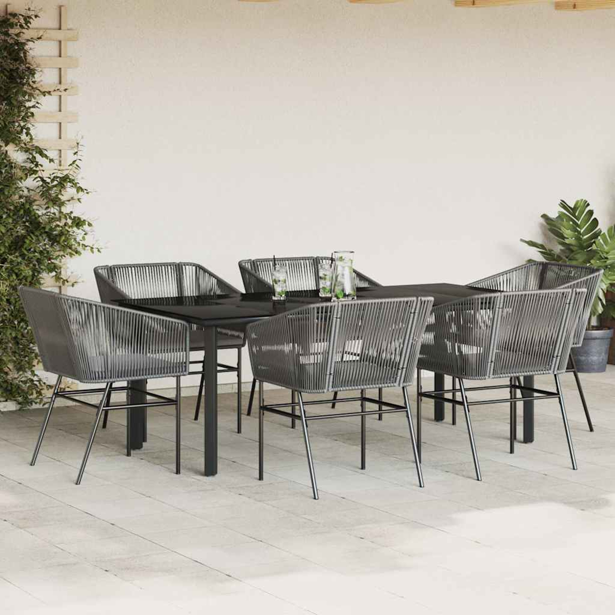 Essgruppe für den Außenbereich mit Tisch und sechs Stühlen. Graues Weide und schwarzer Tisch.