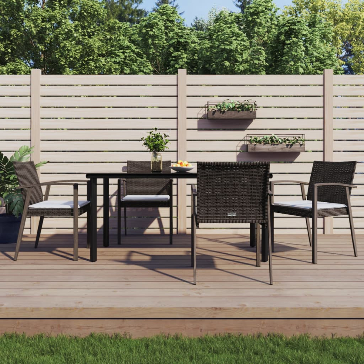 Essplatz im Freien mit Stühlen, Tisch und Pflanzen auf einer Holzterrasse. Dekorationswand.