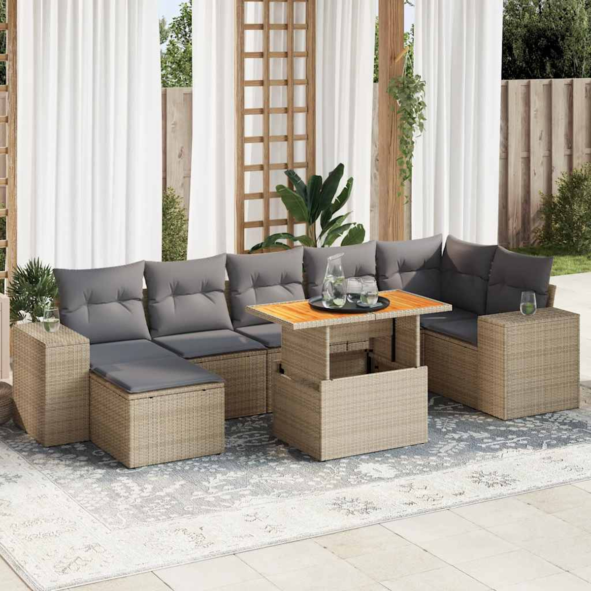 Set da patio esterno con cuscini grigi, tavolo sollevabile ed elementi decorativi.