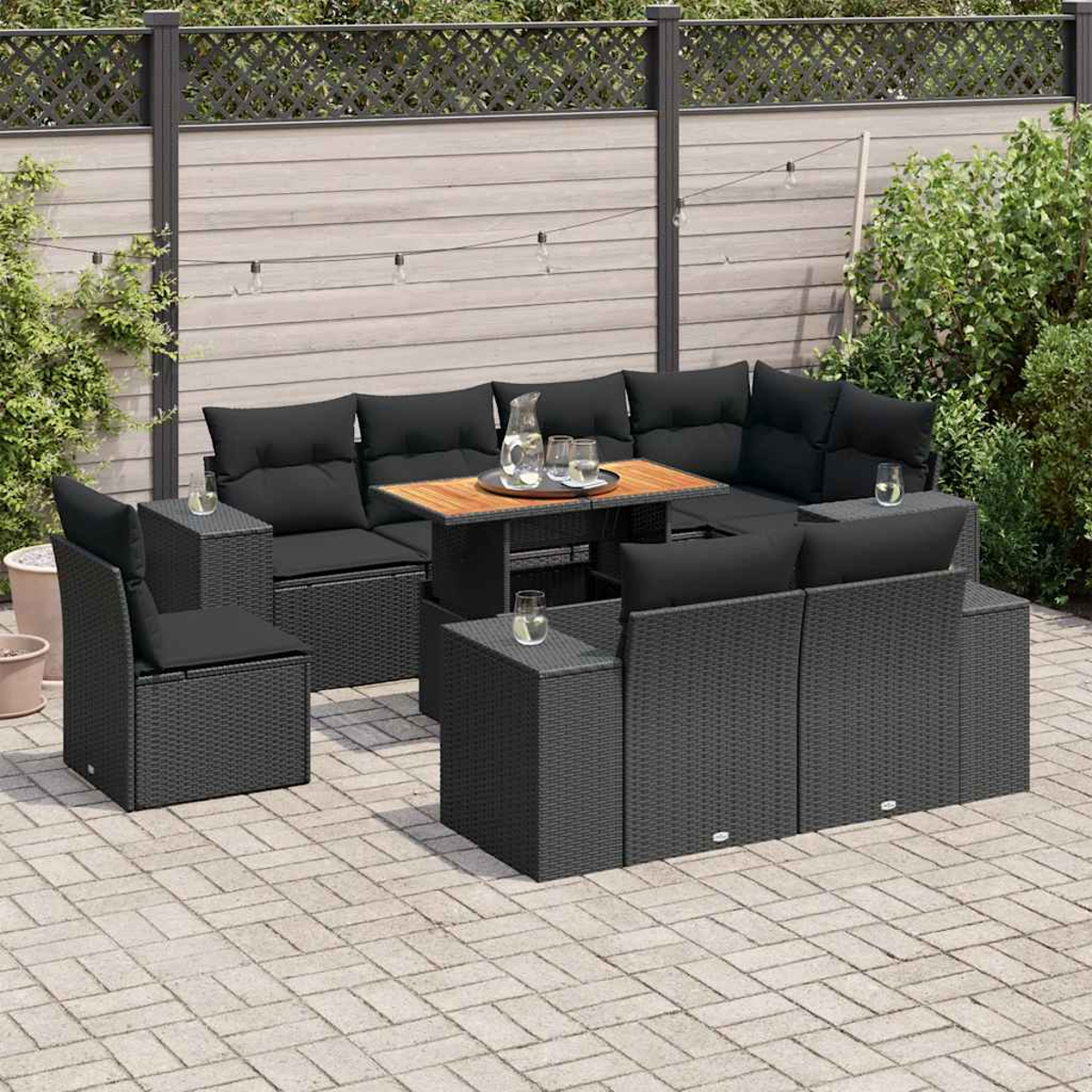 Set da patio esterno con cuscini neri e tavolo in legno, disposto su un patio.