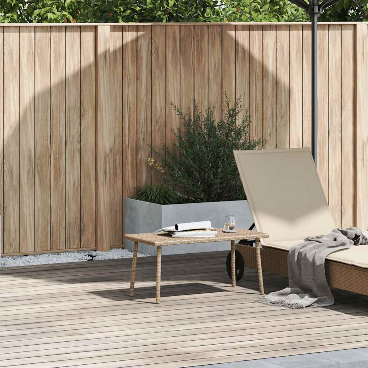 Scena all'aperto con terrazza in legno, sedia a sdraio, tavolo e piante. Recinzione in legno sullo sfondo.