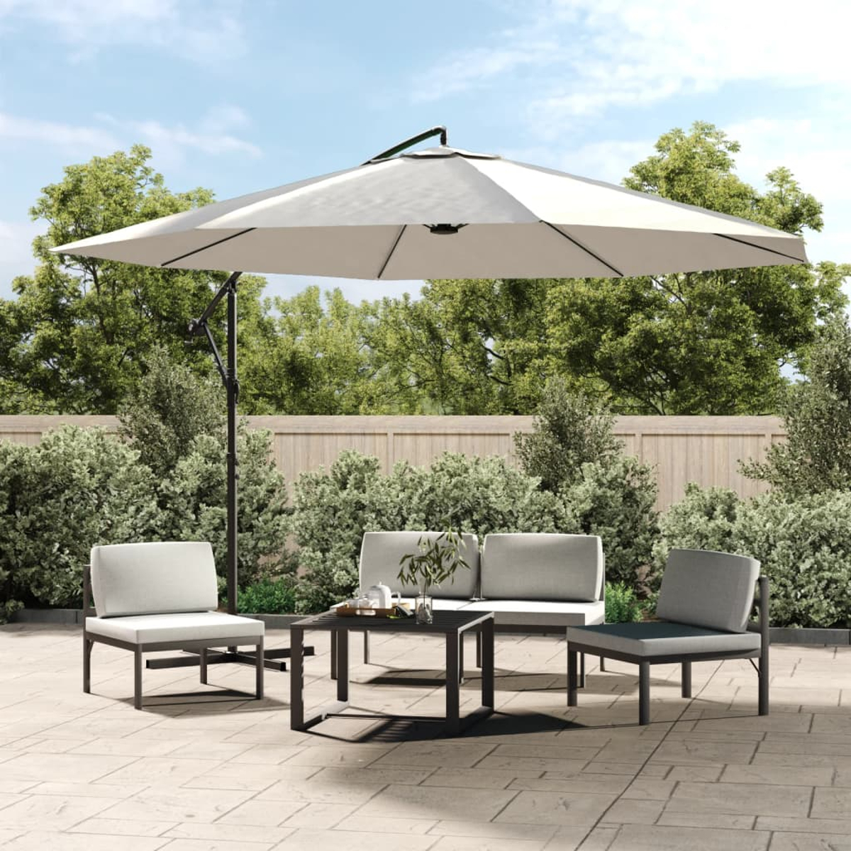 Ein Terrassenset mit großem Sonnenschirm, Tisch, zwei Stühlen und einer Bank, alles auf Fliesen.