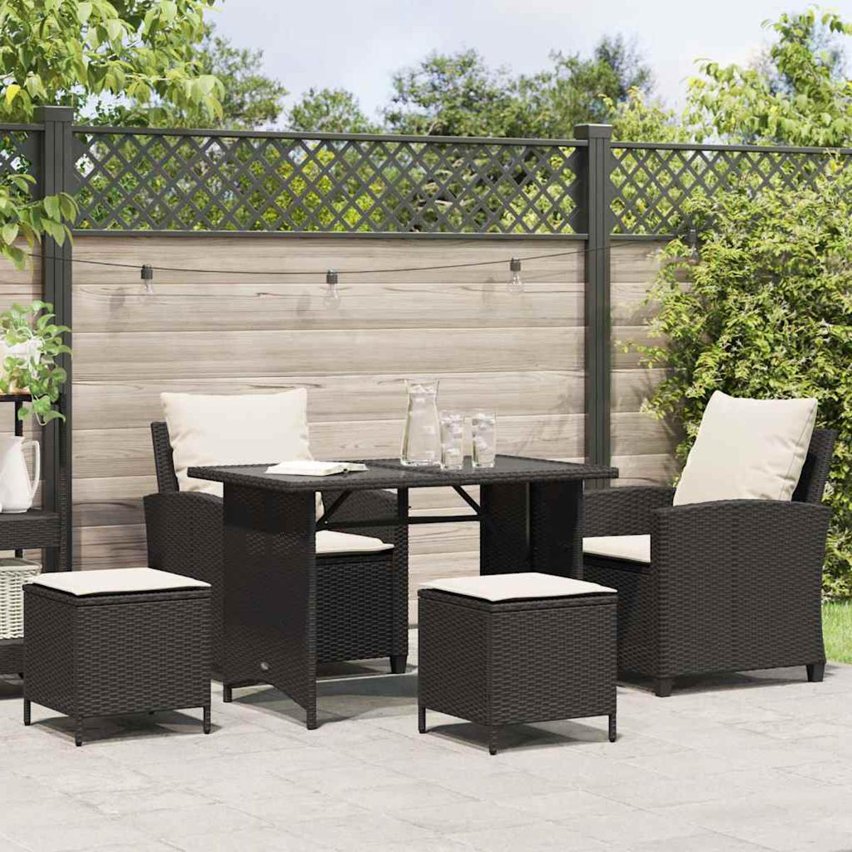 Set di mobili da patio all'aperto. Include un tavolo, quattro sedie e due pouf.