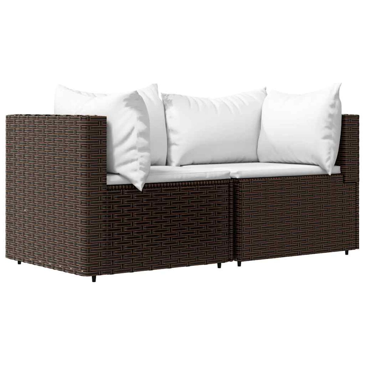 Korbsofa mit zwei Kissen und zwei Kissen. Das Sofa ist braun.