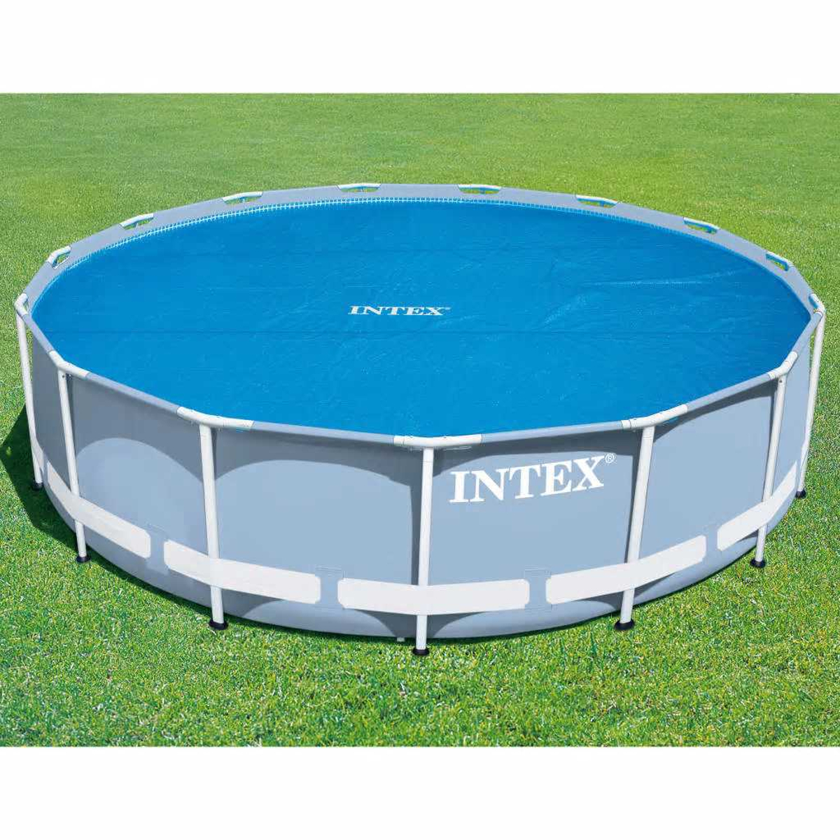 Aufstellpool, blaues Innenleben und Abdeckung. Grüner Rasen umgibt den Pool.