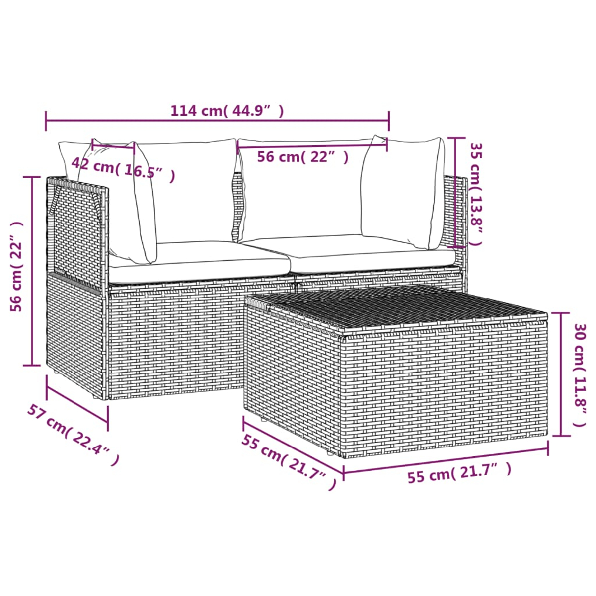 Ein gewebtes Outdoor-Set mit Zweisitzer-Sofa und quadratischem Tisch. Weiße Kissen. Maße sind angegeben.