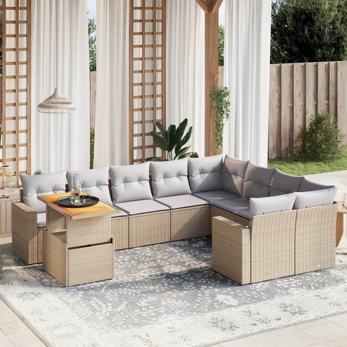 Outdoor-Sitzbereich mit Ecksofa, Couchtisch und Teppich.