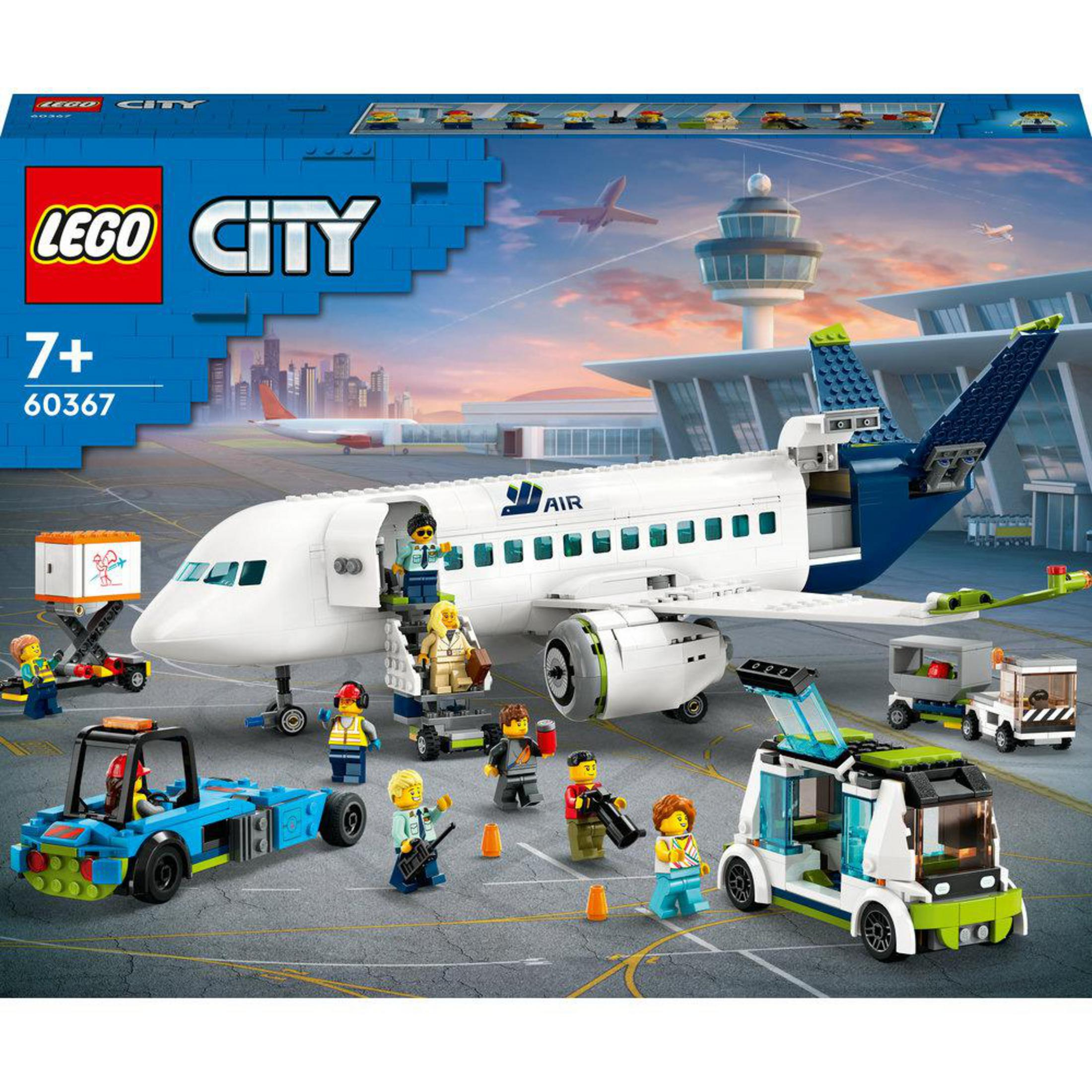 Zestaw LEGO City. Samolot jest głównym elementem. Obecnych jest kilka minifigurek i pojazdów naziemnych.