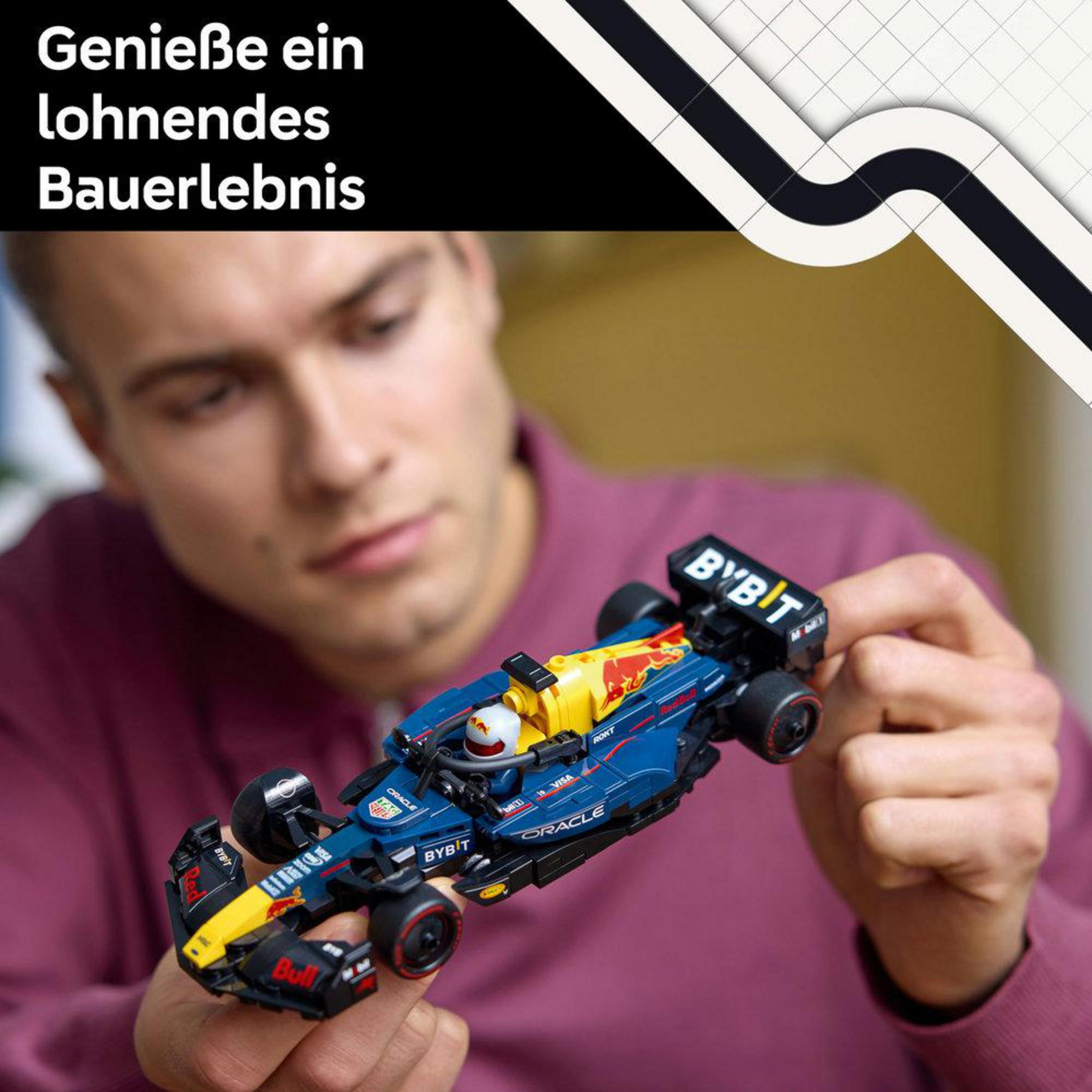 Mężczyzna trzymający niebiesko-czerwony zabawkowy samochód wyścigowy z minifigurką.