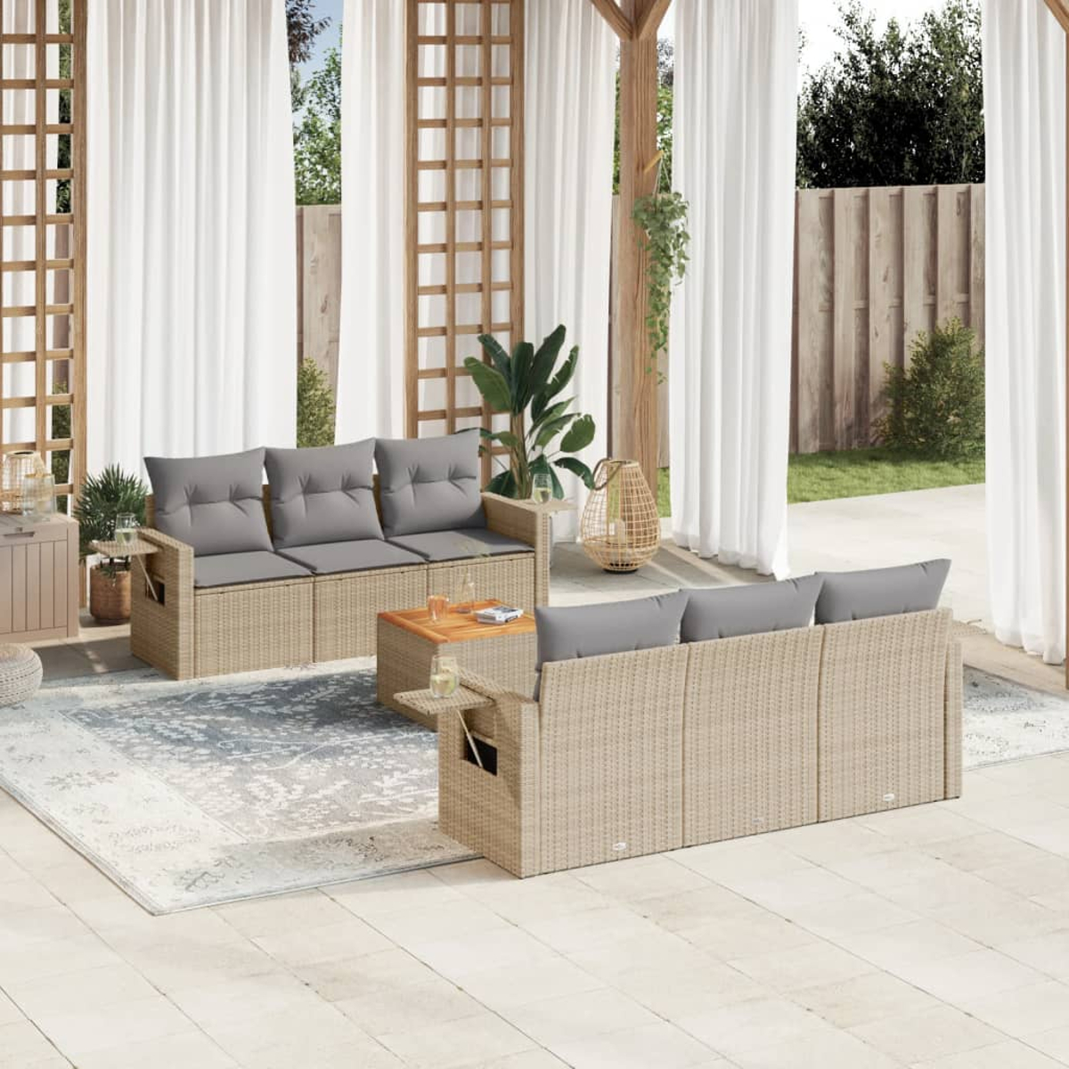 Terrasse mit Rattan-Sofas, grauen Kissen, Holztisch und transparenten Vorhängen.
