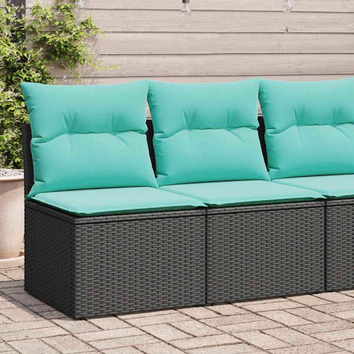 Divano da esterno in vimini grigio scuro con tre cuscini color acqua e base abbinata.