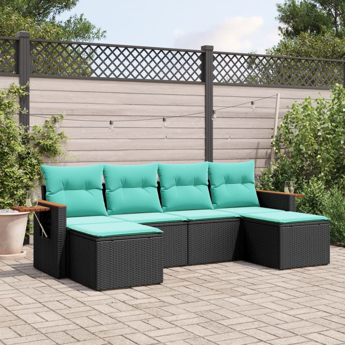 Schwarzes Outdoor-Ecksofa mit tealfarbenen Kissen und Holzakzenten auf einer Ziegelterrasse.