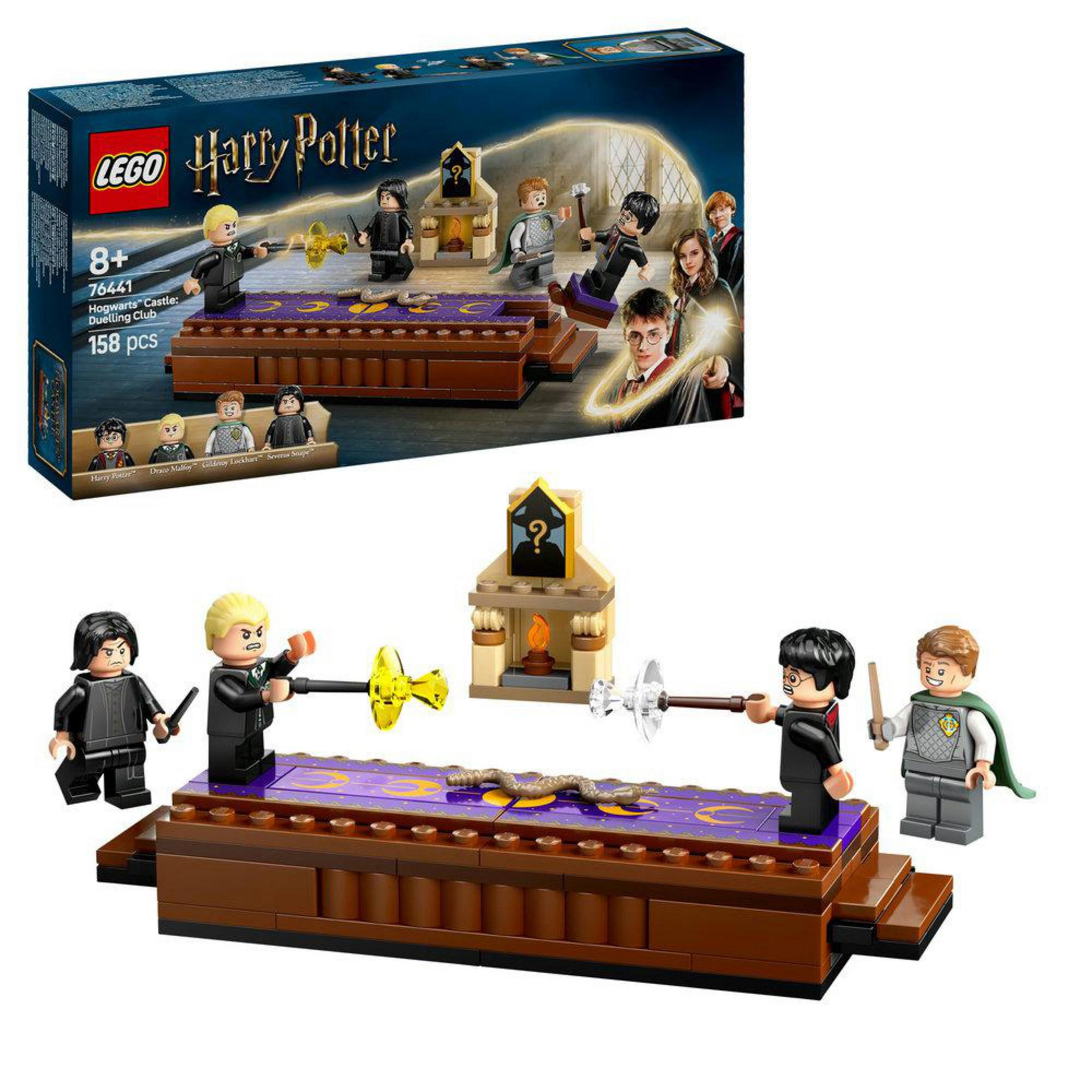 Lego Harry Potter Set mit verschiedenen Figuren auf einer Duellplattform und Hogwarts.
