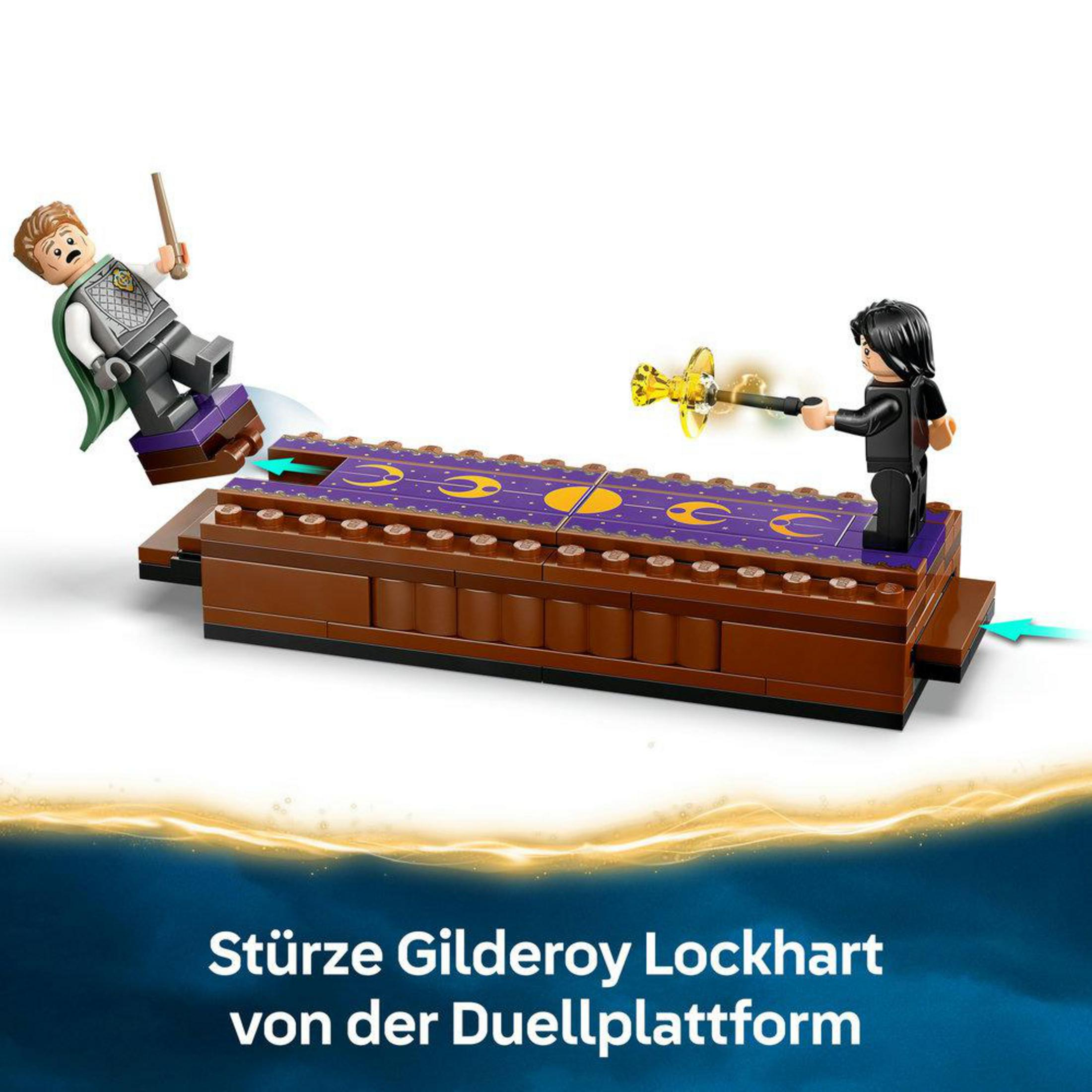Zwei Lego-Figuren auf einer Duellplattform. Einer fällt. Der andere wirkt einen Zauber.