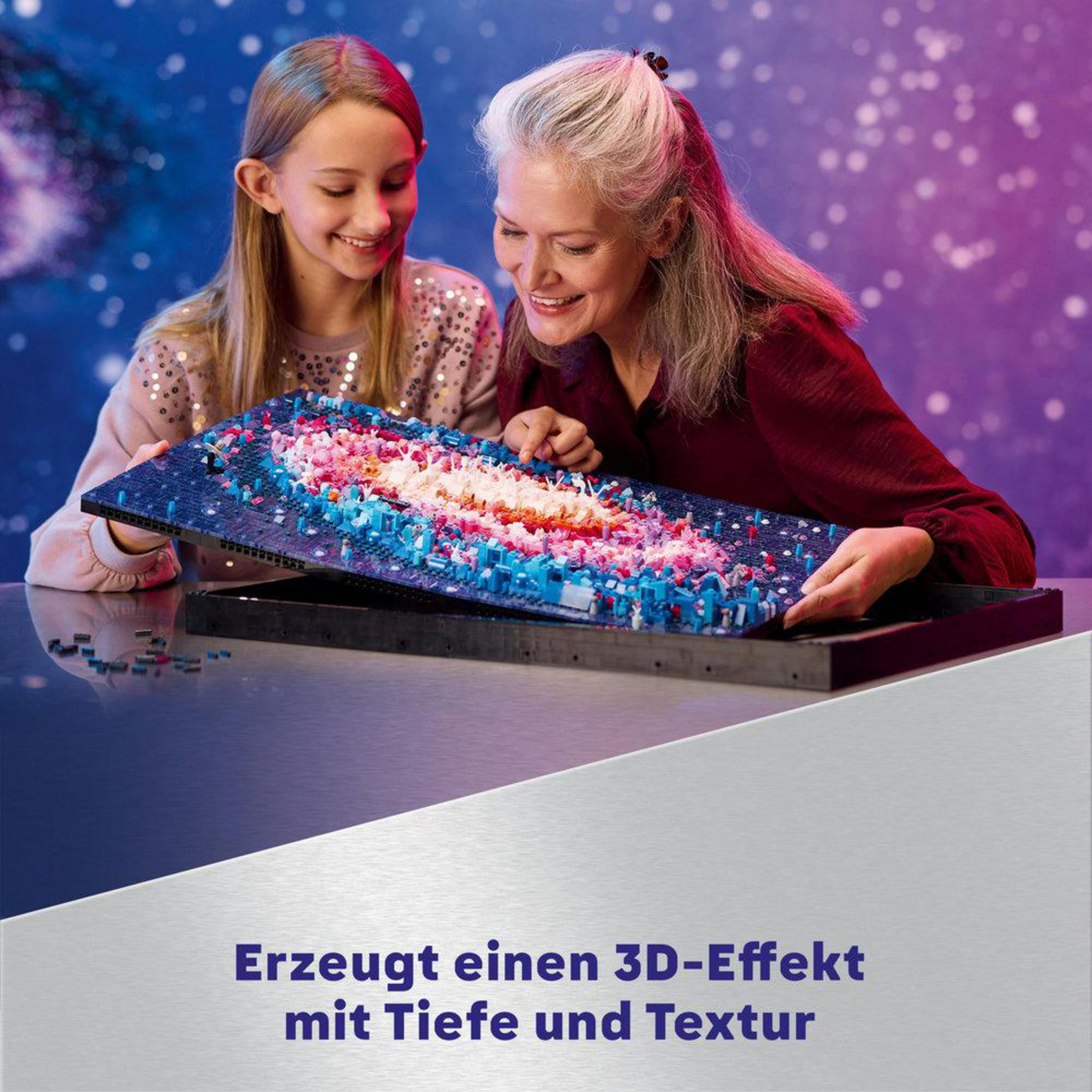 Zwei Frauen bauen ein LEGO Milchstraßen-Set. Sie lächeln und konzentrieren sich auf die bunte Galaxie.