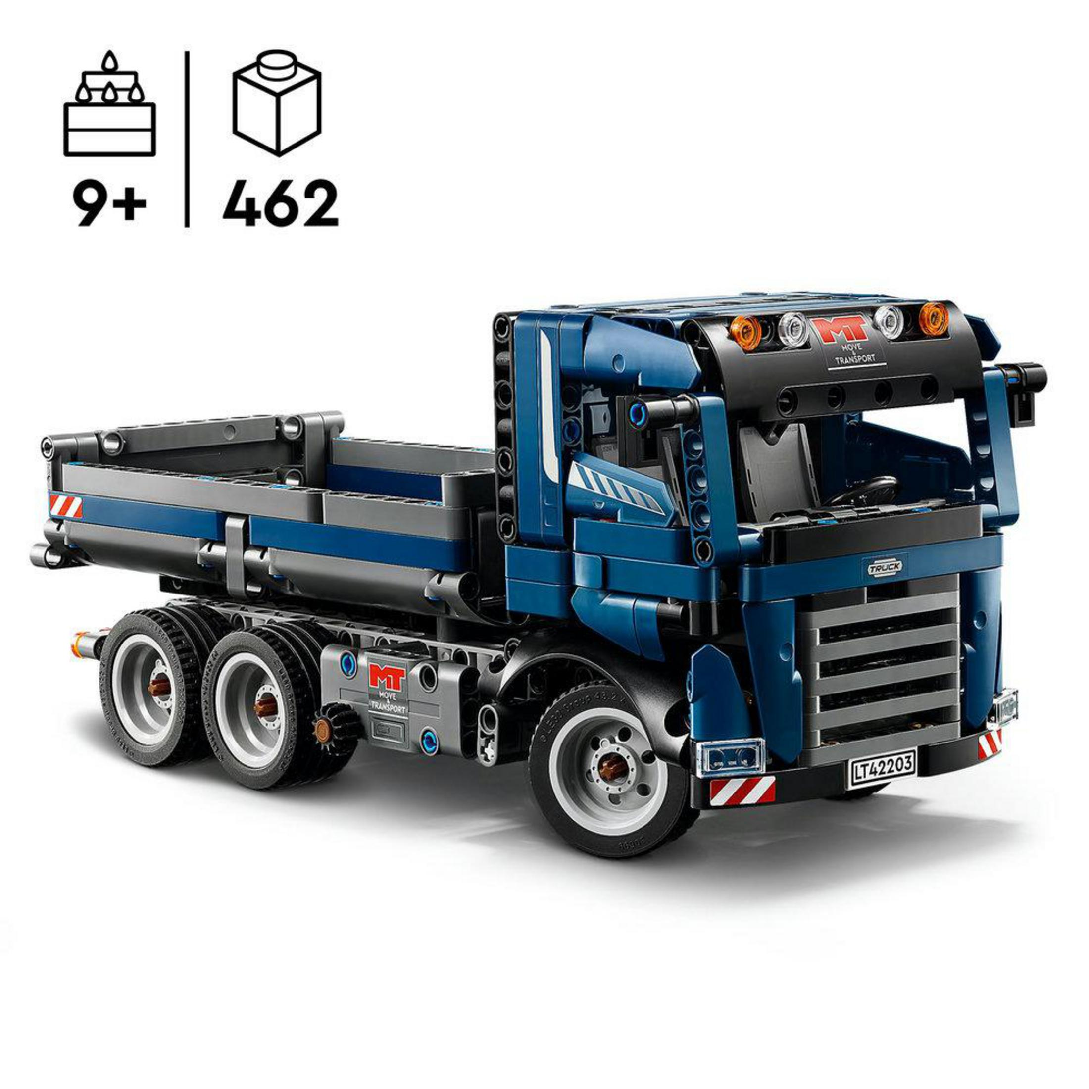 Beyaz bir arka plan üzerinde mavi Lego Technic Tipping Dump Truck modeli.