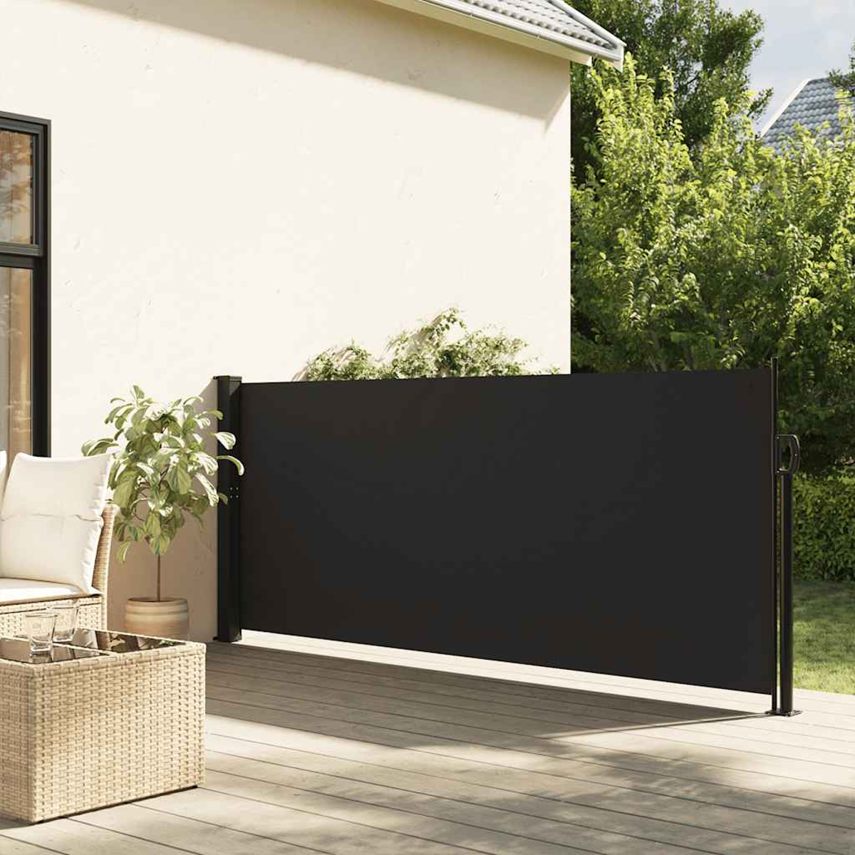Ein schwarzer Sichtschutz im Freien ist ausgefahren. Die Szene umfasst eine Terrasse, eine Pflanze und eine weiße Wand.
