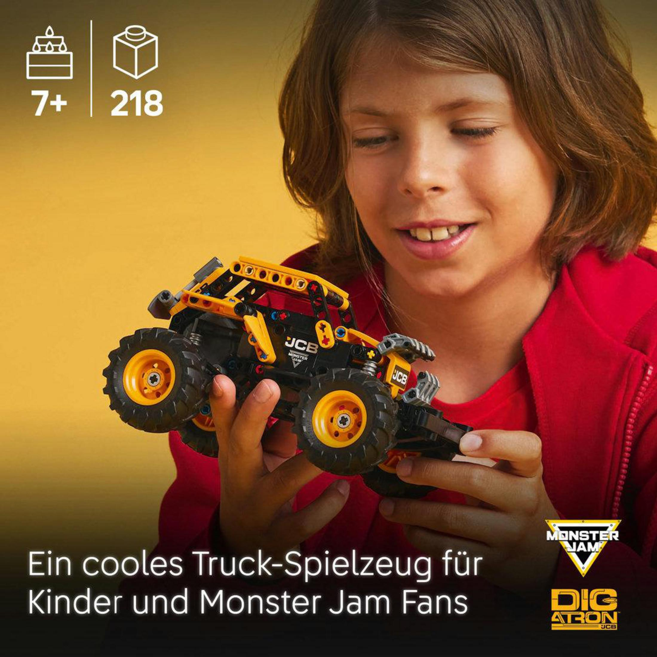 Un bambino che tiene un giocattolo Lego Technic JCB Monster Jam Truck, sorridendo.