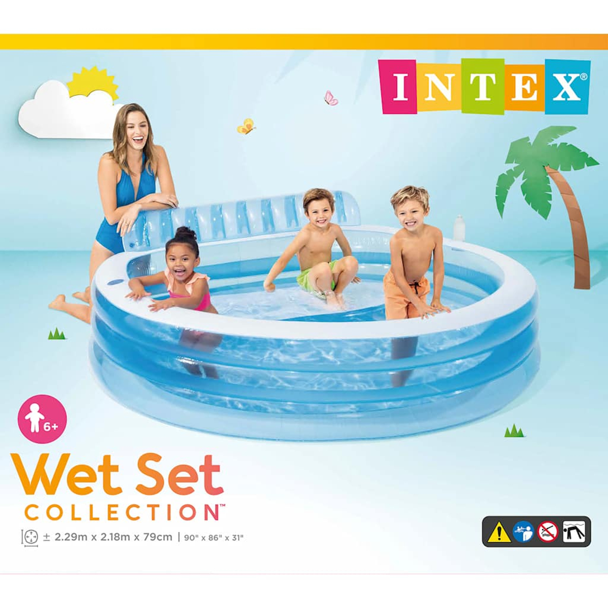 Dzieci w niebieskim basenie dmuchanym z kobietą w pobliżu. Basen ma napis INTEX.