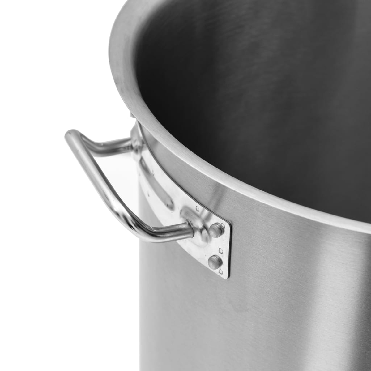 Edelstahltopf mit Metallgriff an der Seite. Nahaufnahme auf weißem Hintergrund.