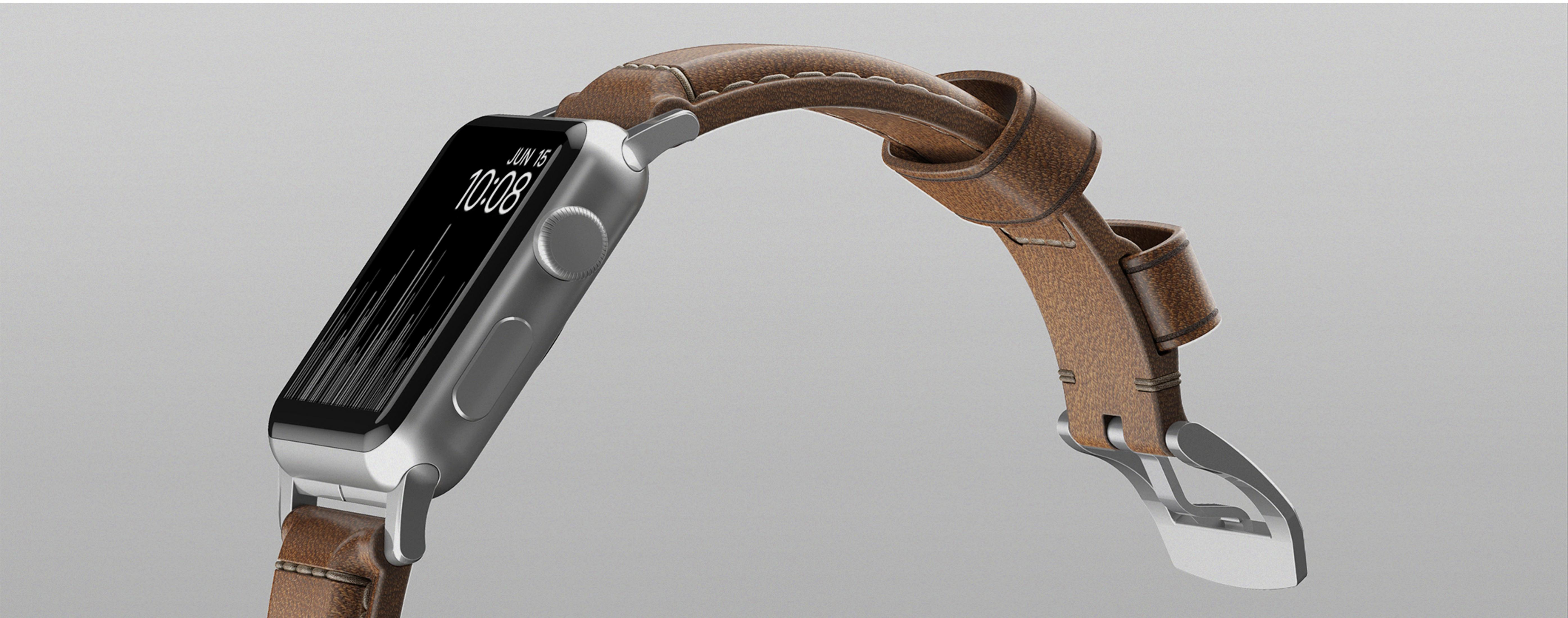 Srebrny Apple Watch z brązowym skórzanym paskiem, pod kątem, na szarym tle.