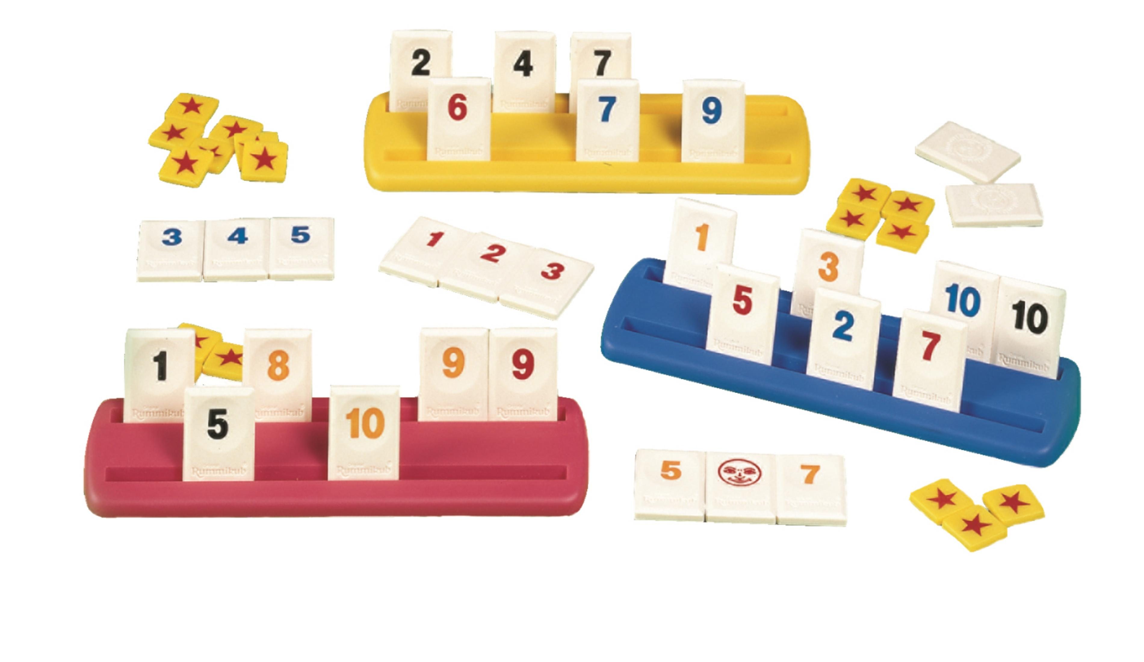 Rummikub-Steine auf roten, gelben und blauen Haltern. Zahlen und Sterne sind auf den Steinen.