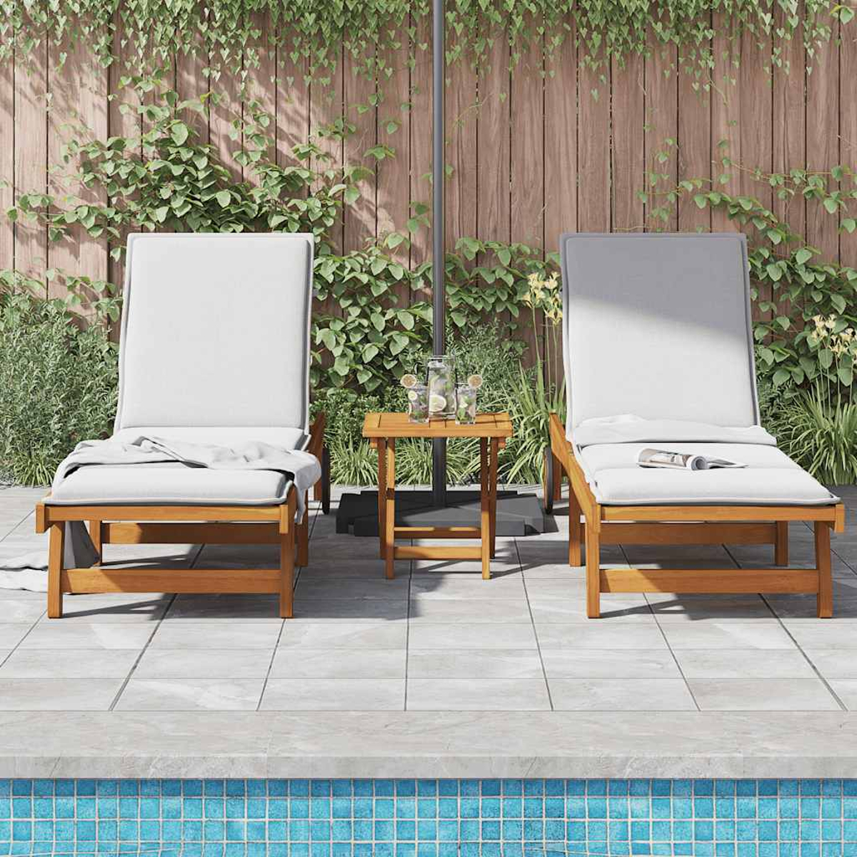 Zwei Liegestühle, ein Tisch und ein Sonnenschirm am Pool.