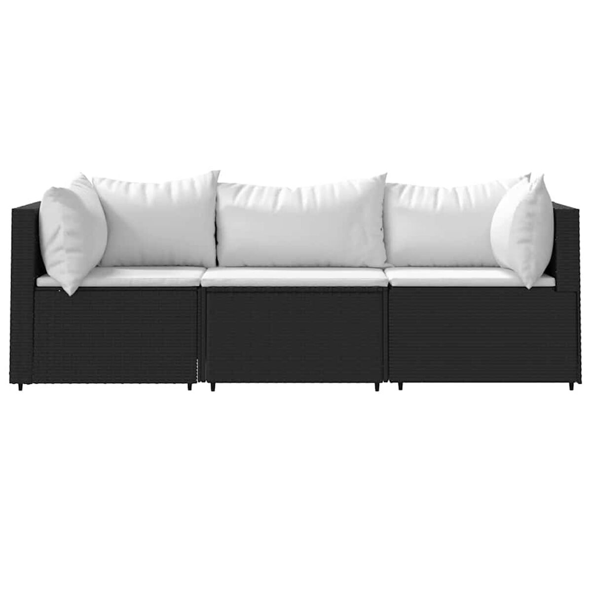 Ein langes, schwarzes Korbmöbelsofa mit drei weißen Kissen vor weißem Hintergrund.