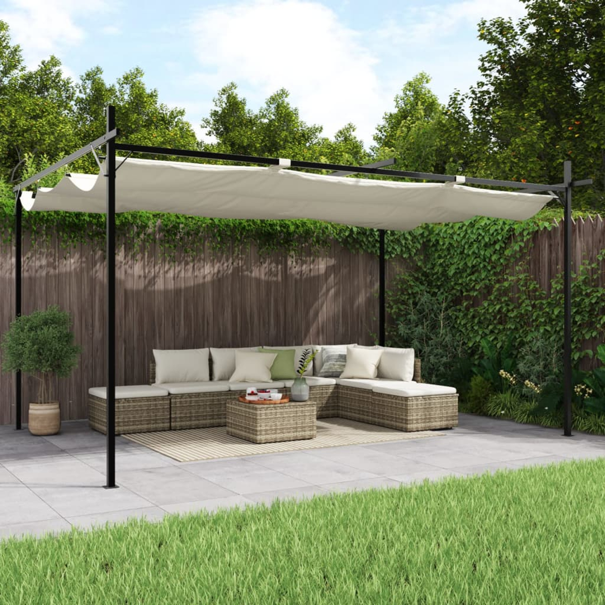 Terrasse im Freien mit Pergola. Beiges Vordach, Rattanmöbel und grüner Rasen.