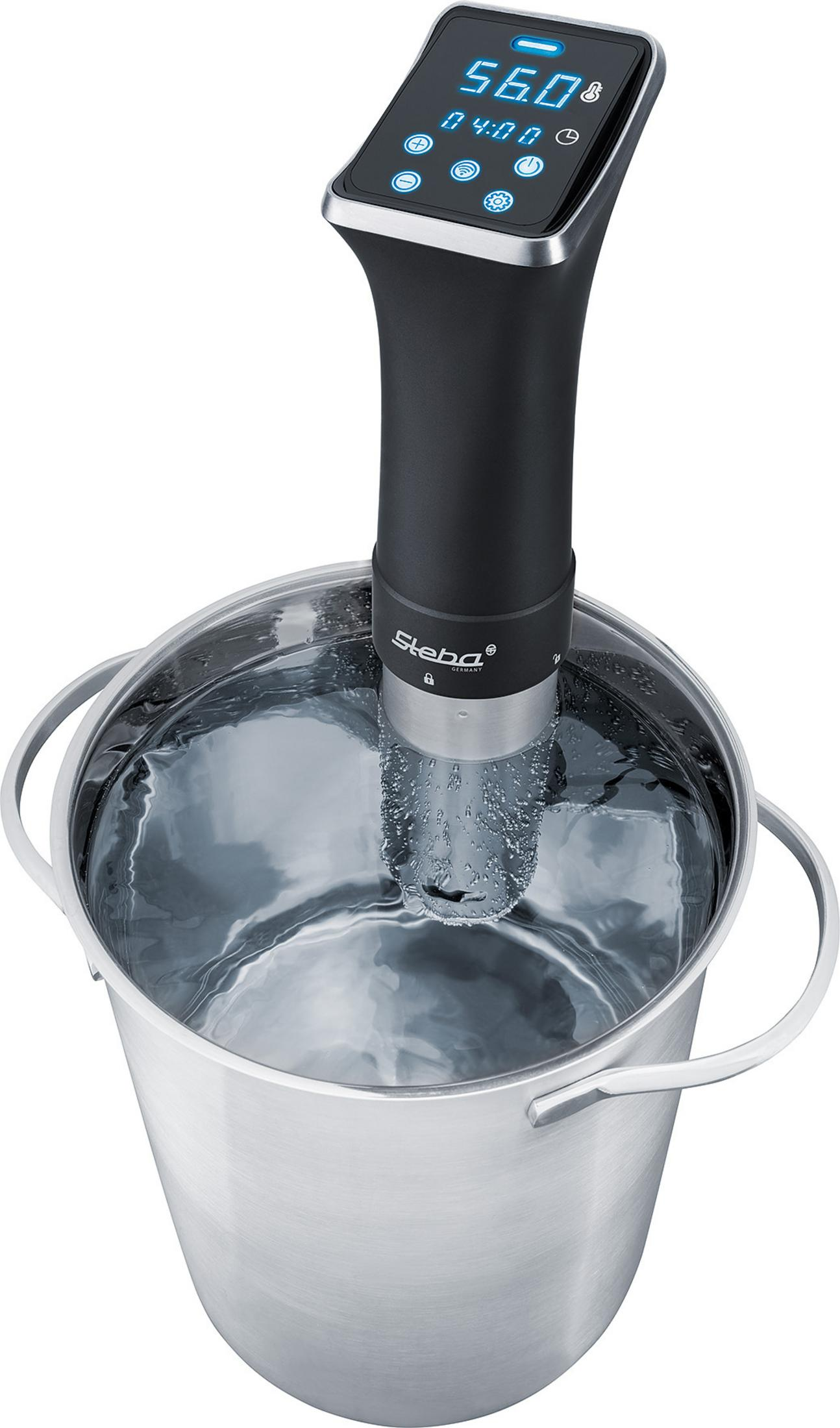 Circolatore a immersione in acciaio inox in una pentola con acqua.