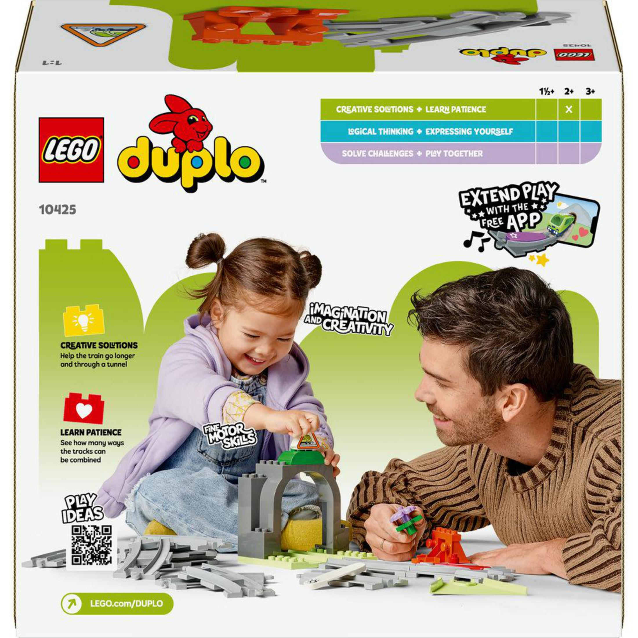 Dziecko i dorosły budują zestaw Lego Duplo z tunelem i torami.