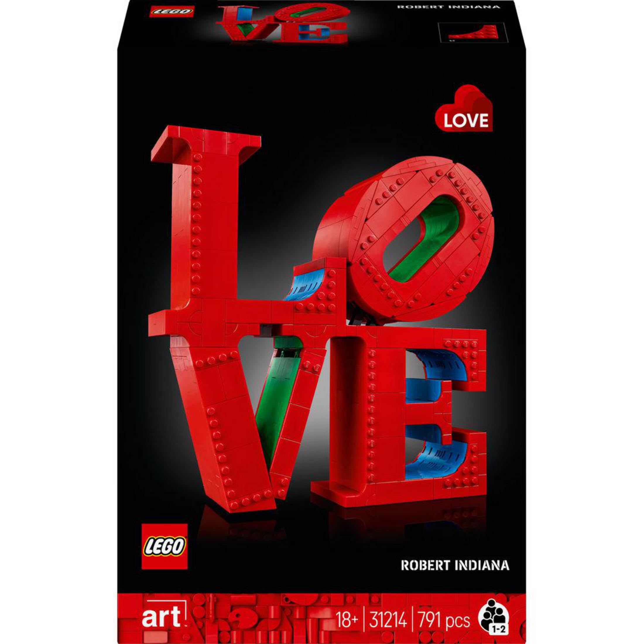 Escultura LOVE de Lego roja con caja negra, marca Lego y texto de Robert Indiana.