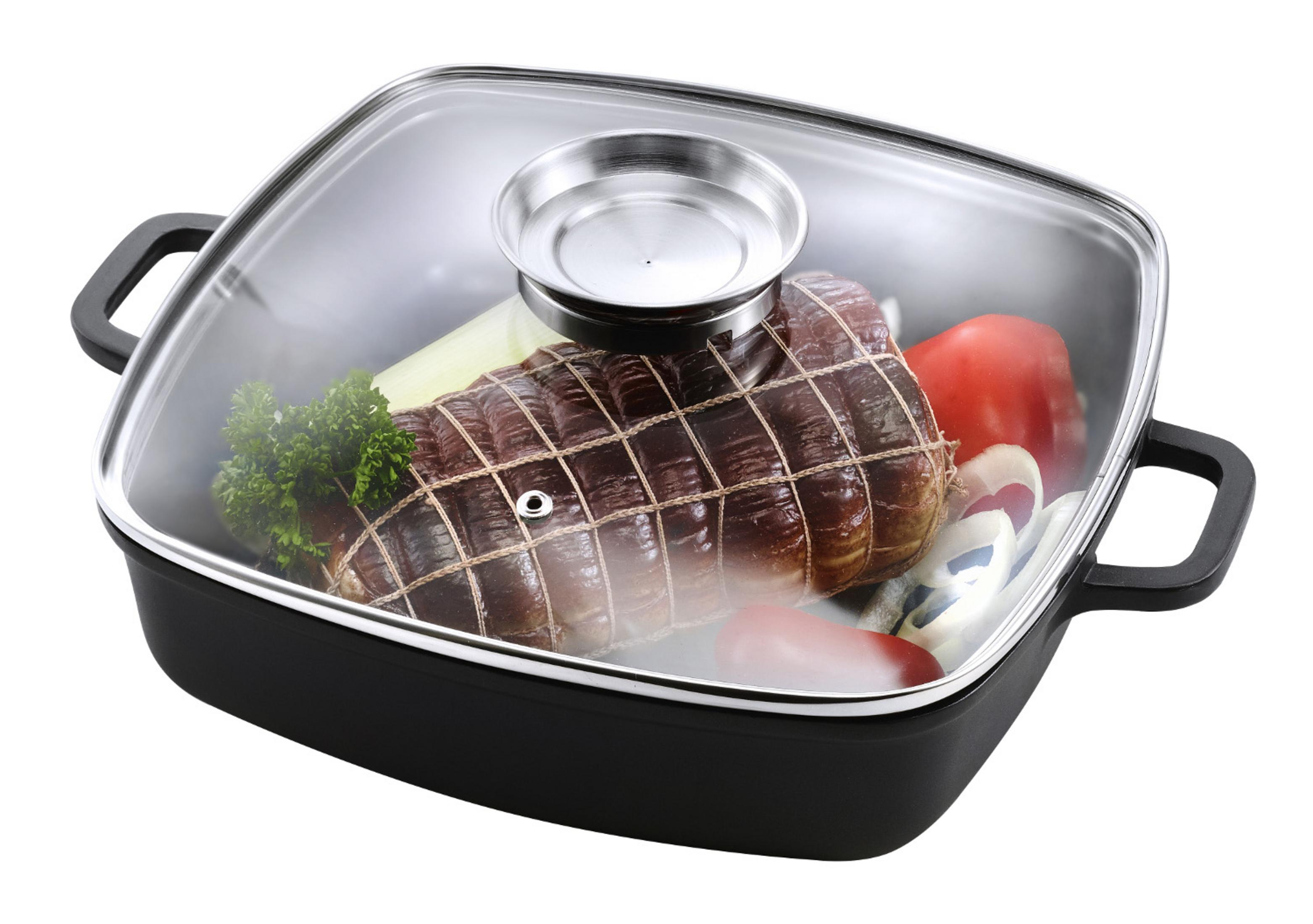 Eine quadratische schwarze Pfanne mit Glasdeckel. Innen sind ein gebundener Fleischrollbraten, Gemüse und Petersilie sichtbar, bereit zum Kochen.