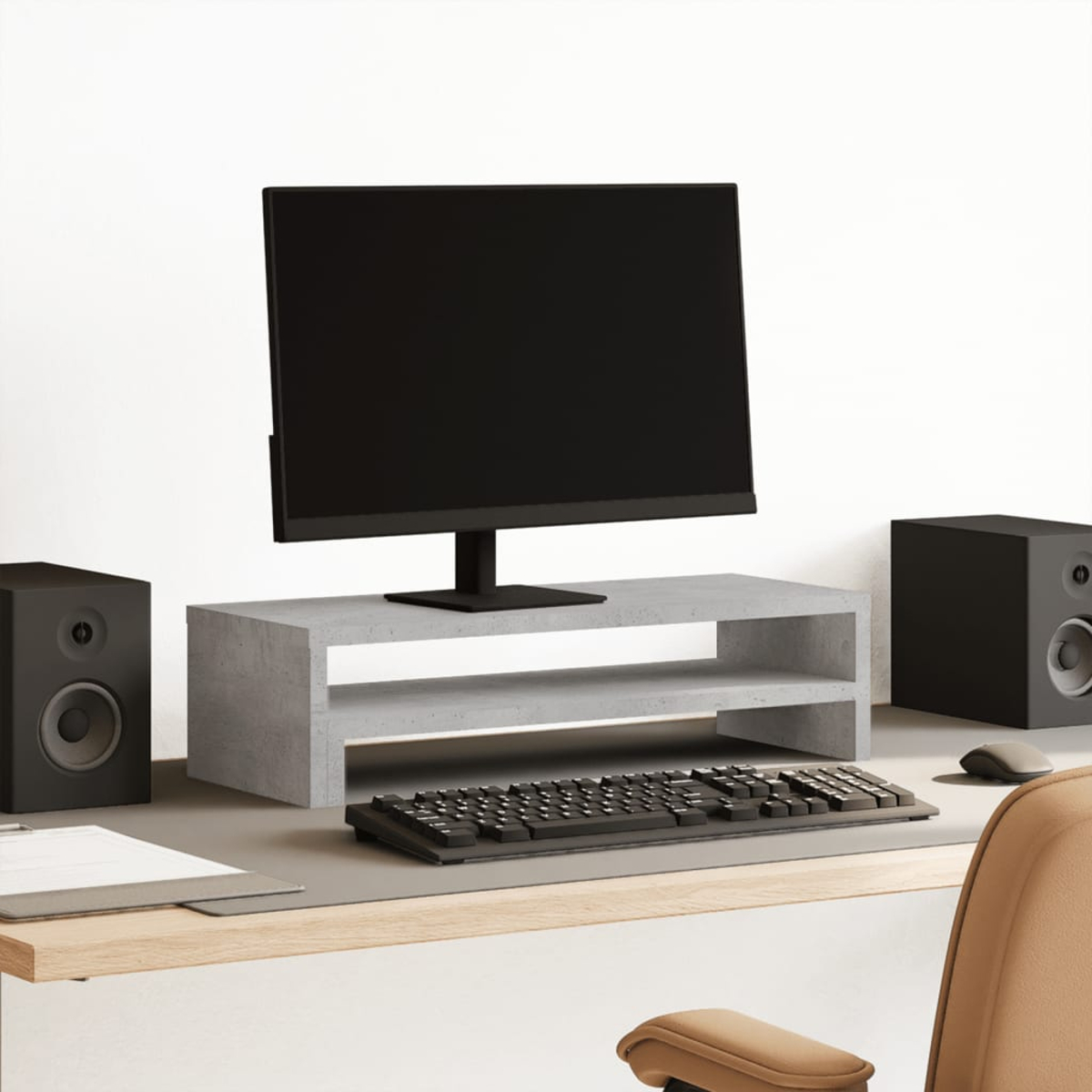 Computer-Setup: schwarzer Monitor auf grauem Ständer, Tastatur, Lautsprecher und Maus. Beiger Schreibtisch.