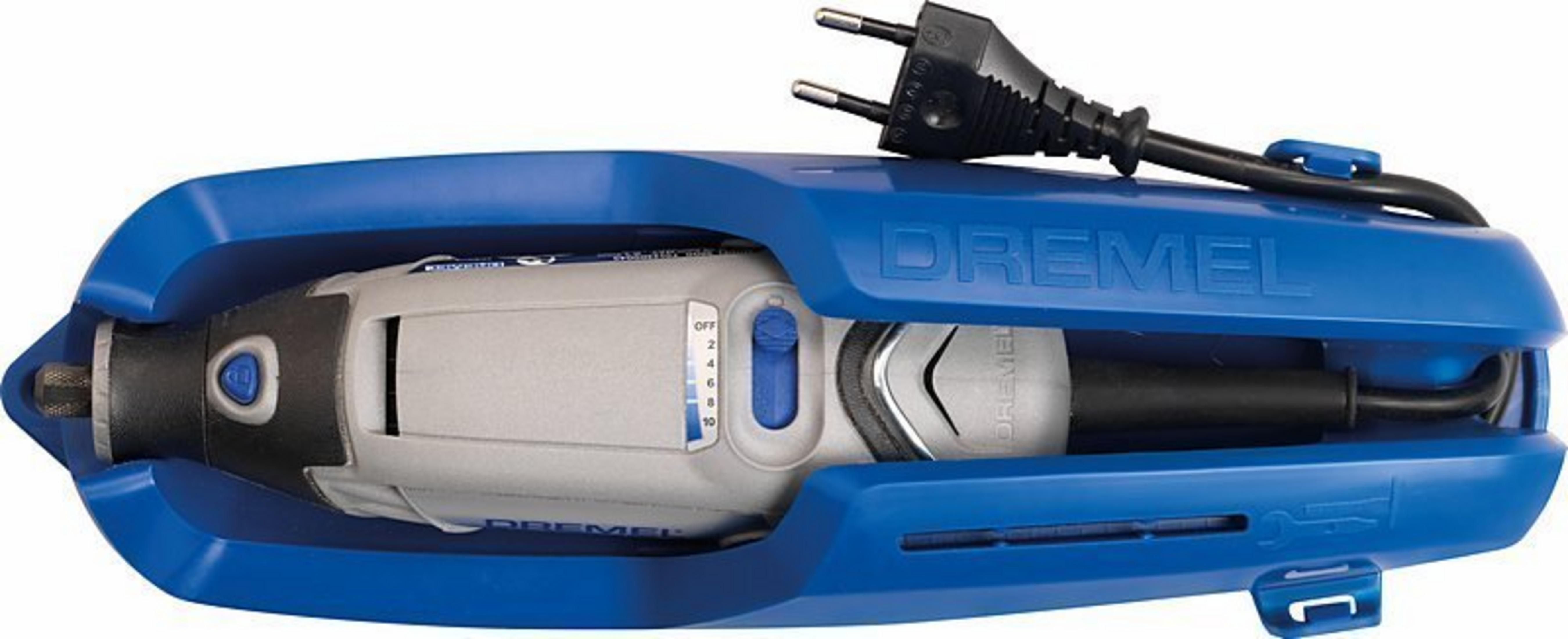 Ein graues und silbernes Dremel-Werkzeug in einem blauen Koffer mit schwarzem Netzkabel und Stecker.