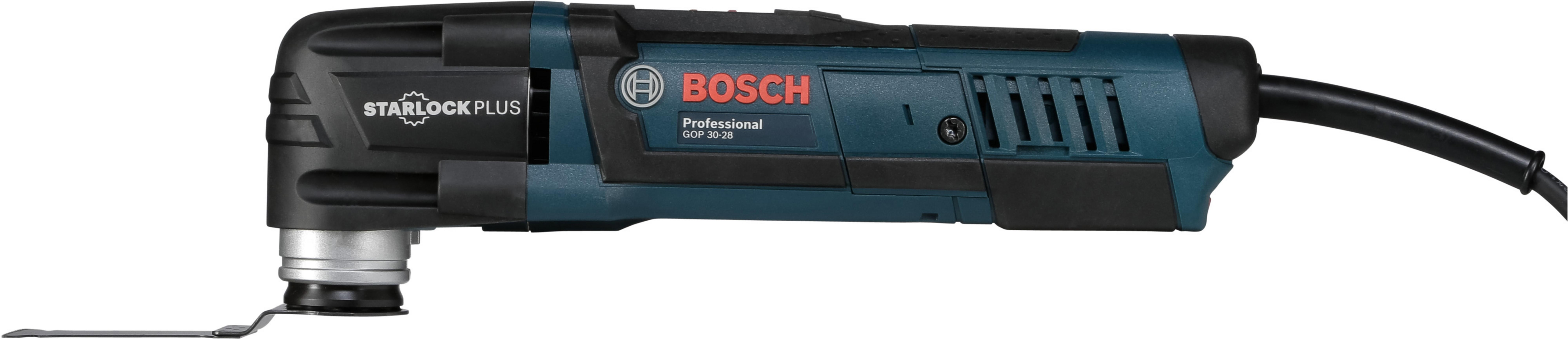 Ein blau-schwarzes Bosch Multi-Tool mit Klinge, das auf weißem Hintergrund liegt.