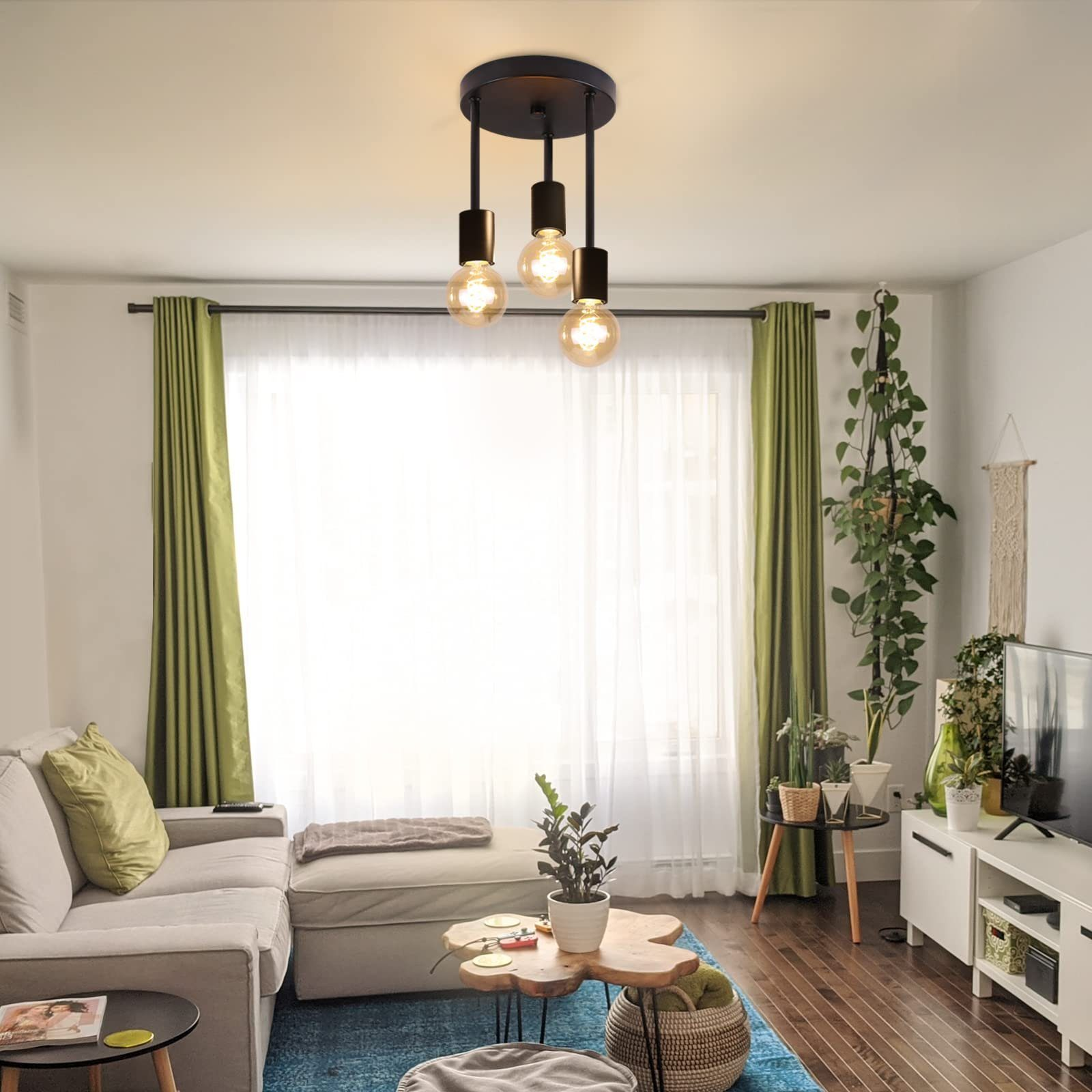 Wohnzimmer mit Sofa, Couchtischen und einer Pendelleuchte.