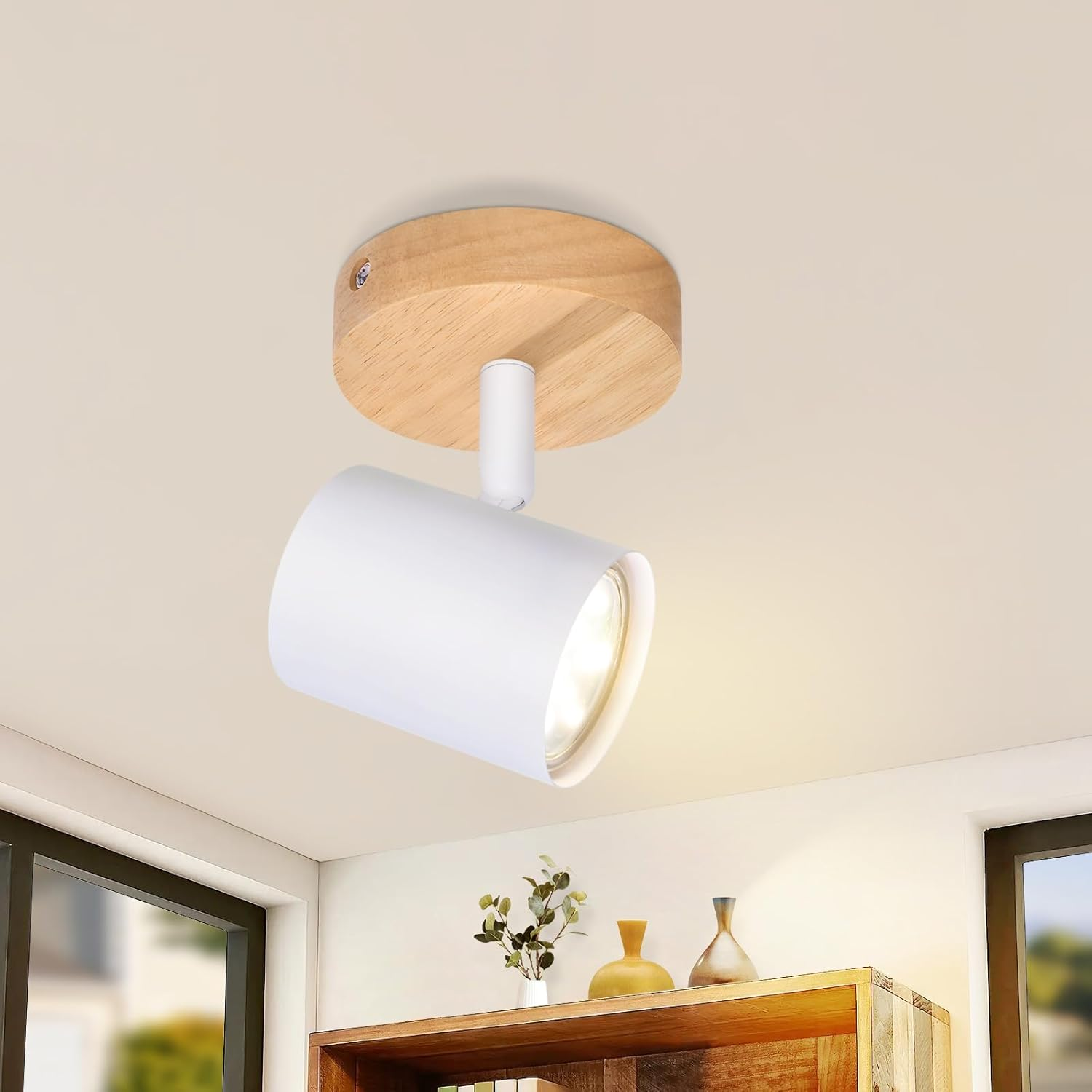 Biała, jednopunktowa lampa sufitowa z drewnianą podstawą i jasnym światłem.