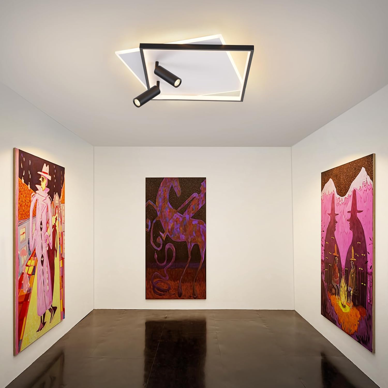 Galleria d'arte. Lampada da soffitto con tre faretti. Dipinti alle pareti.