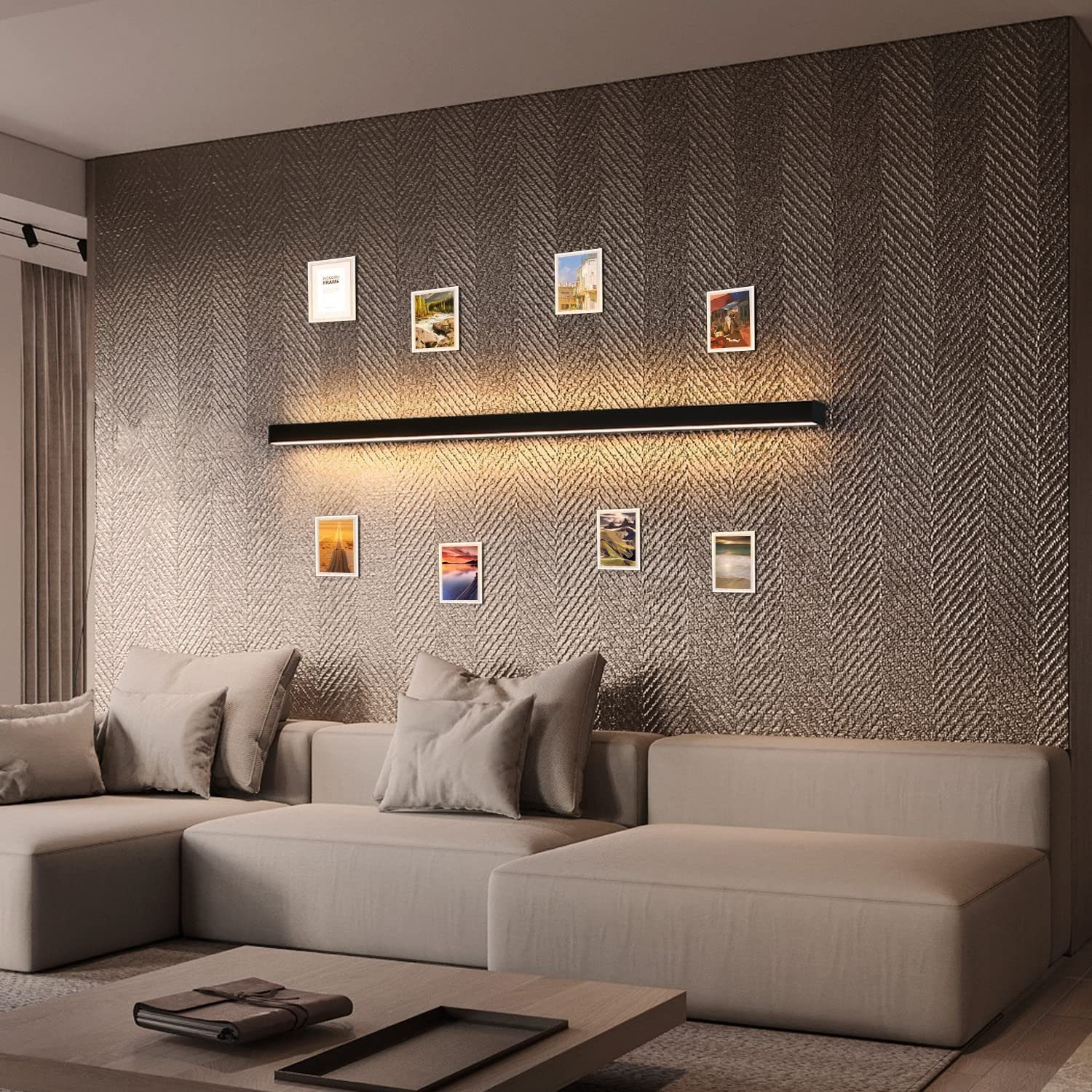 Un'applique da parete con trave in legno e lampadina a gabbia.
