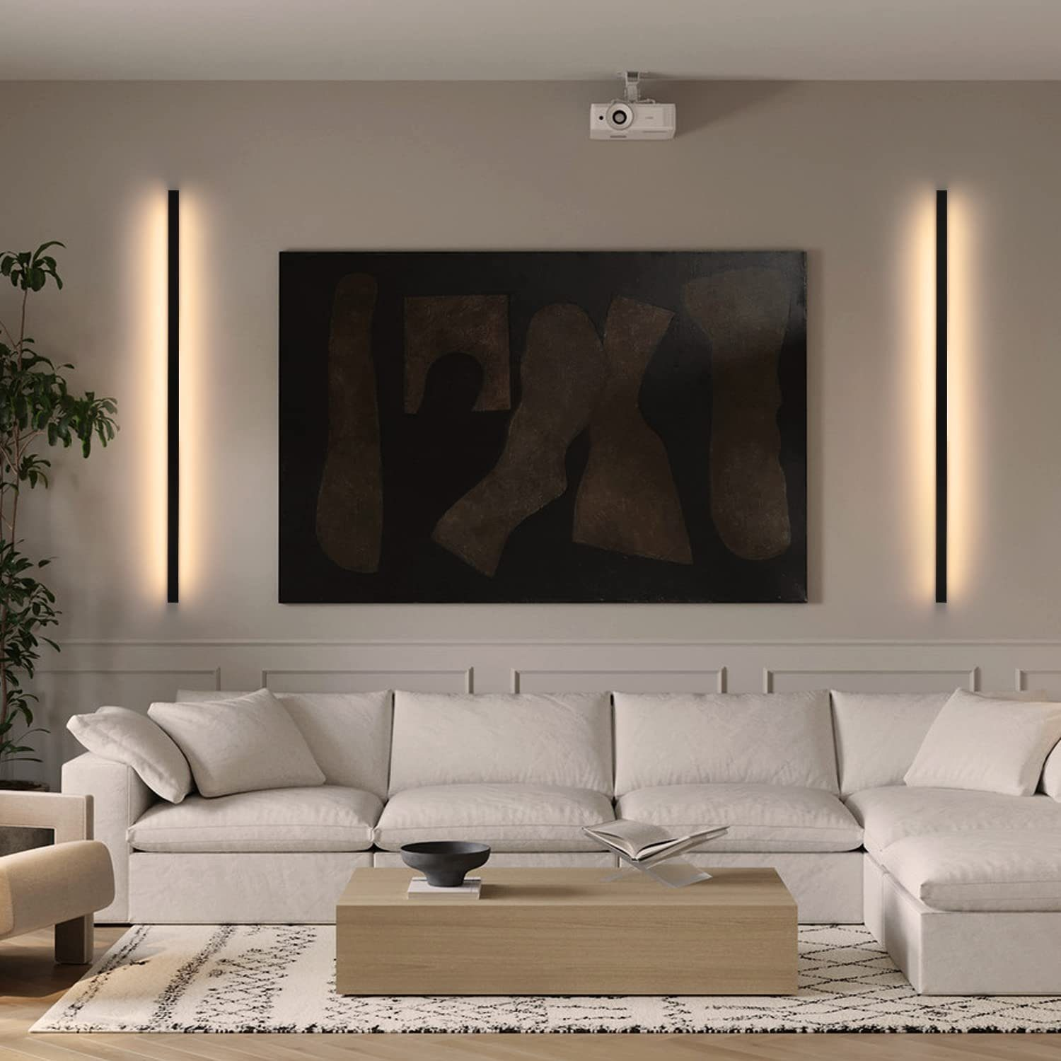 Soggiorno moderno. Due luci verticali sul muro. Opera d'arte e divano presenti.