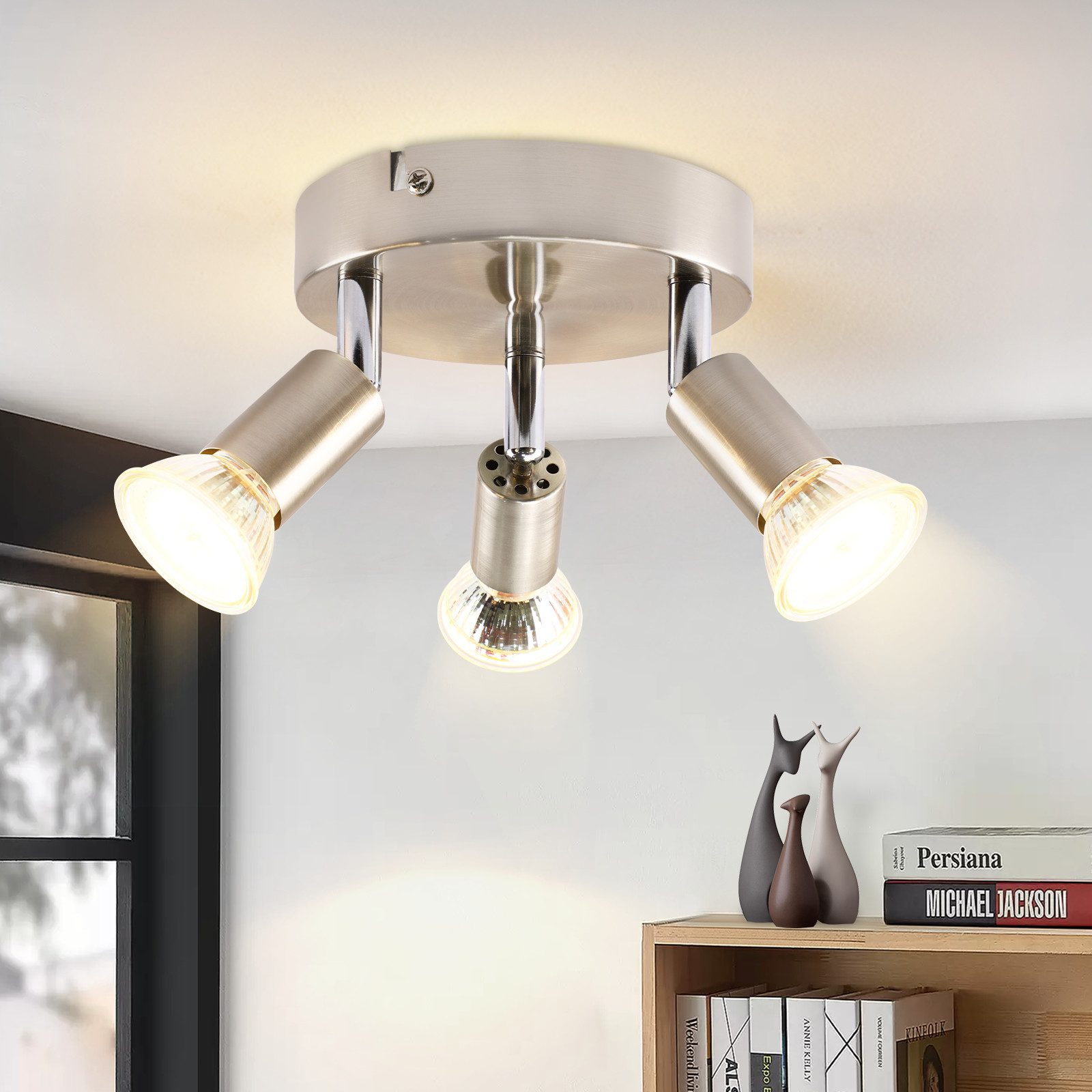 Lampada da soffitto. Tre faretti puntano verso il basso.