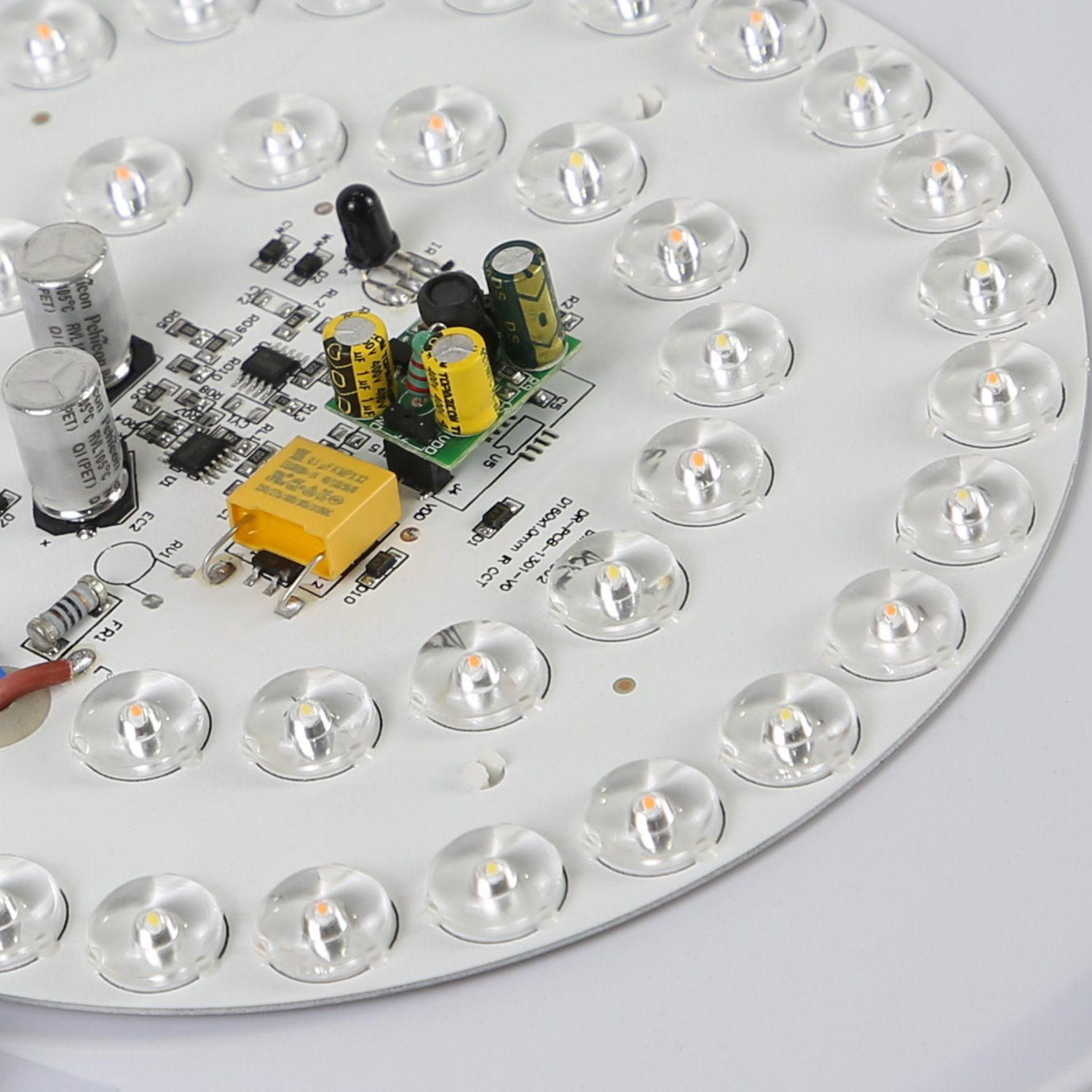 Nahaufnahme einer kreisförmigen Leiterplatte mit LED-Leuchten. Komponenten umfassen Widerstände und Kondensatoren.