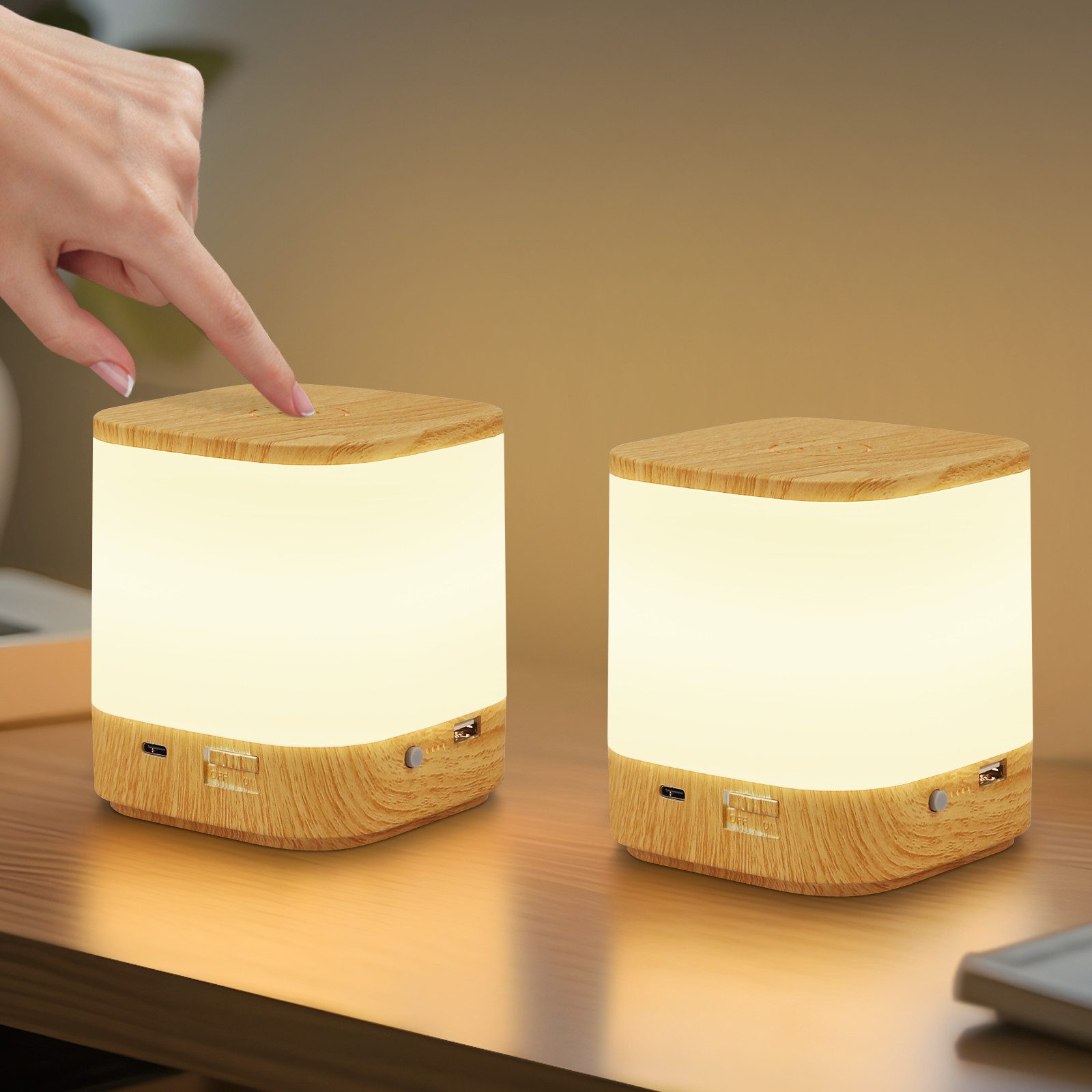 Dwie lampy o fakturze drewna emitujące jasne światło. Ręka dotyka jednej. Widoczne porty USB.
