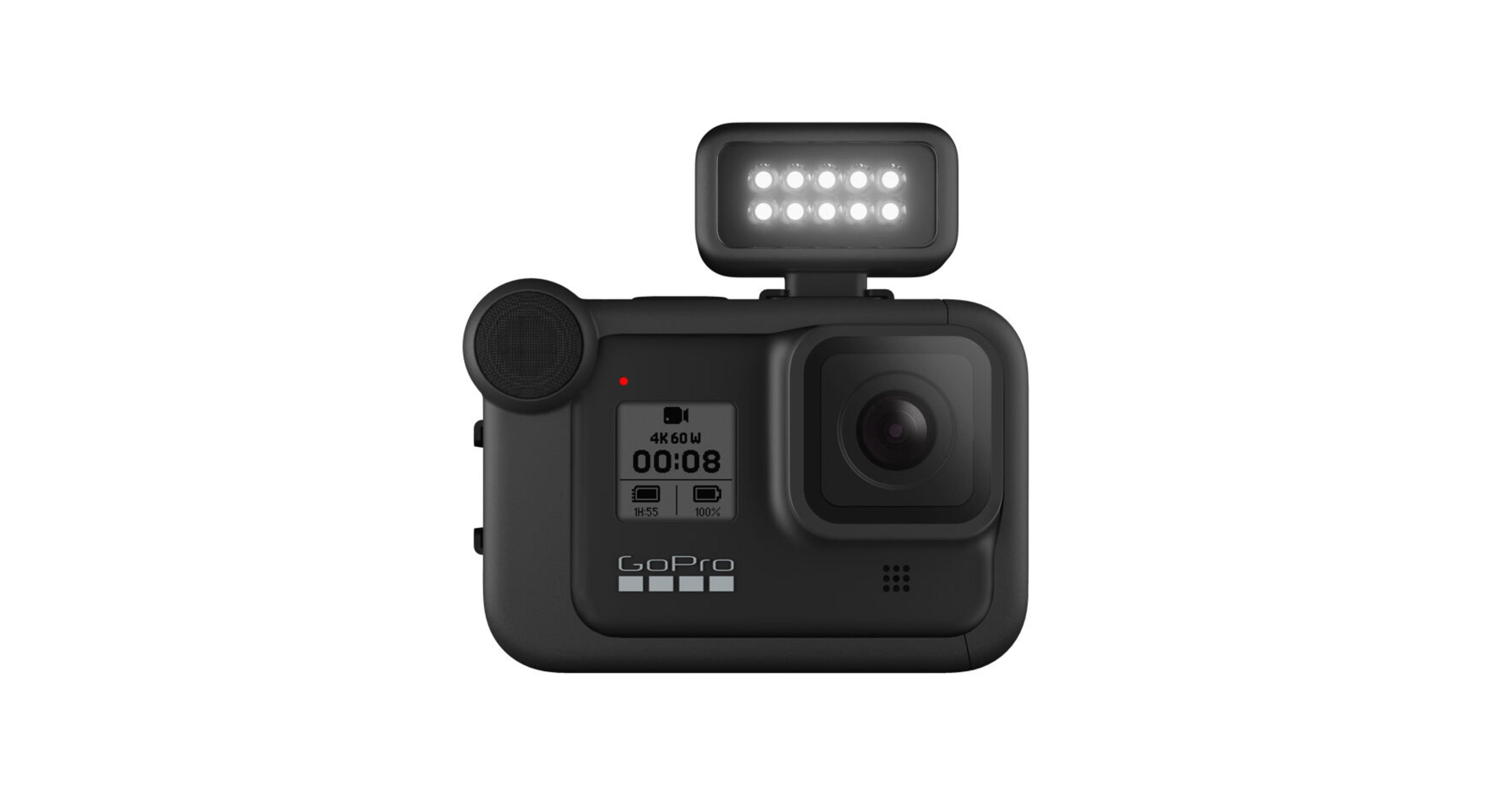 Eine schwarze GoPro-Actionkamera mit einem darauf montierten Licht.