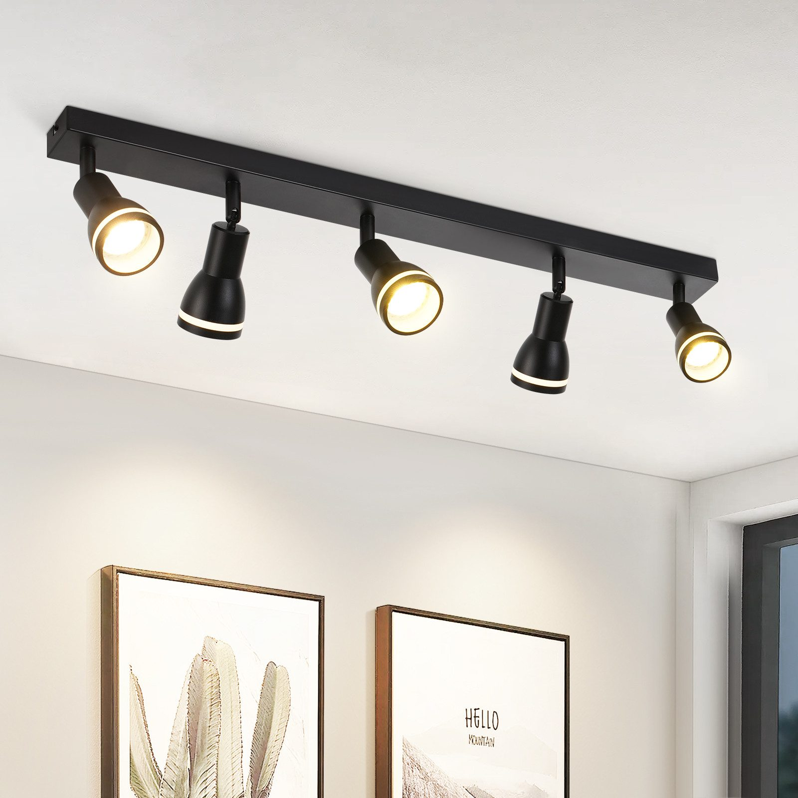 Lampada da parete nera con accento in legno e lampadina a gabbia, illuminata in una stanza.